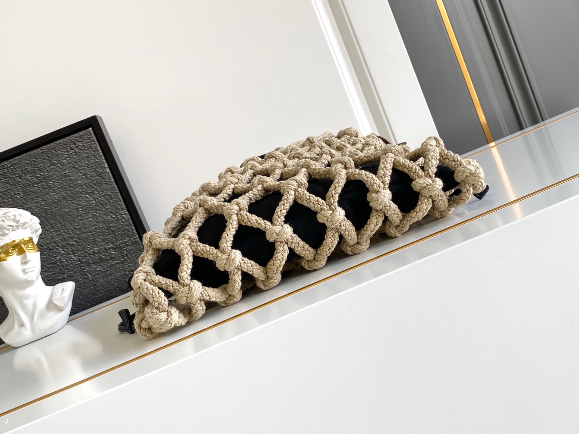 Bottega Veneta 航海世界启发了这款手工饰边手袋的花边设计 体现了清新素雅气质与真实的自由感