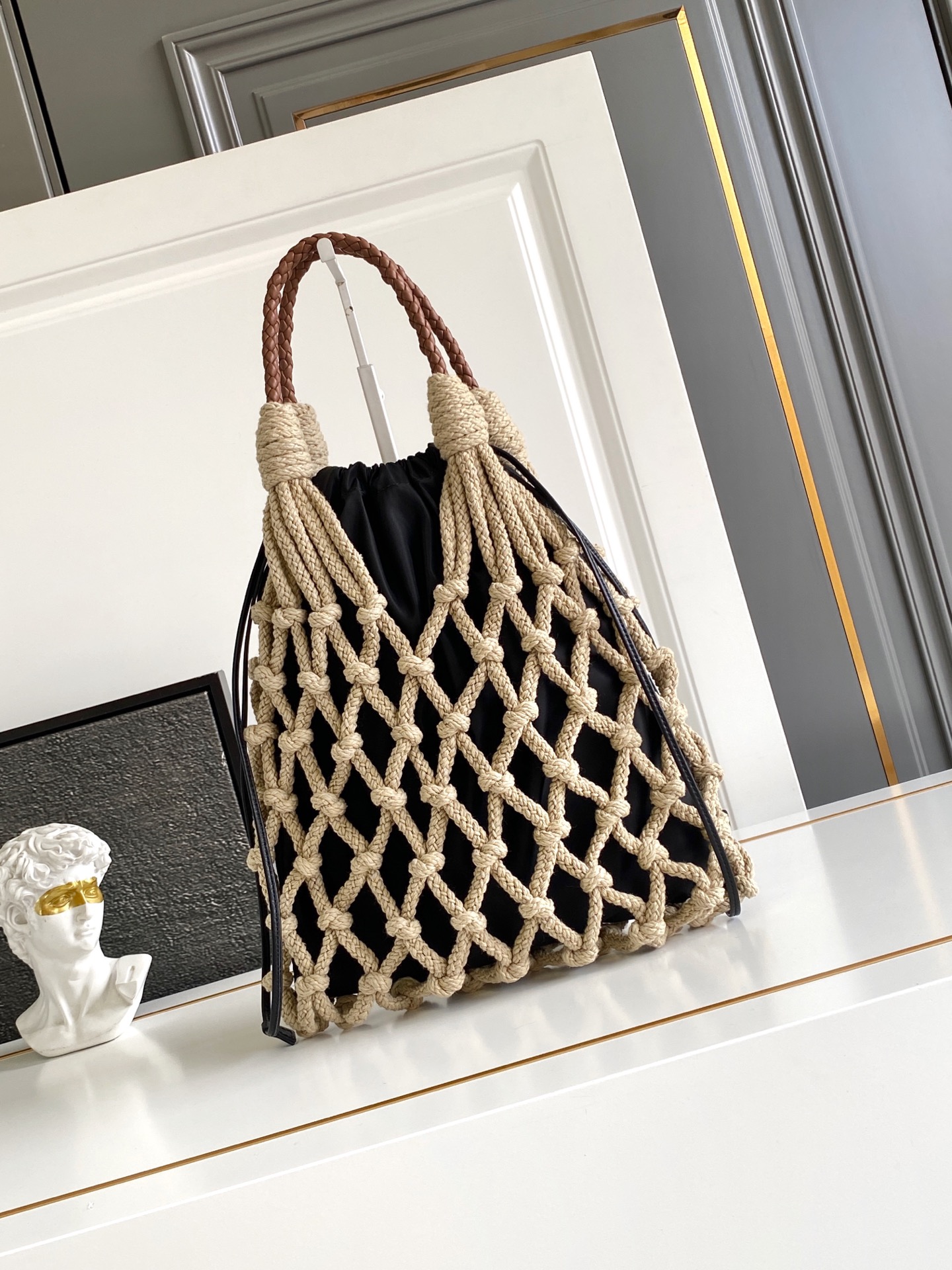 Bottega Veneta 航海世界启发了这款手工饰边手袋的花边设计 体现了清新素雅气质与真实的自由感