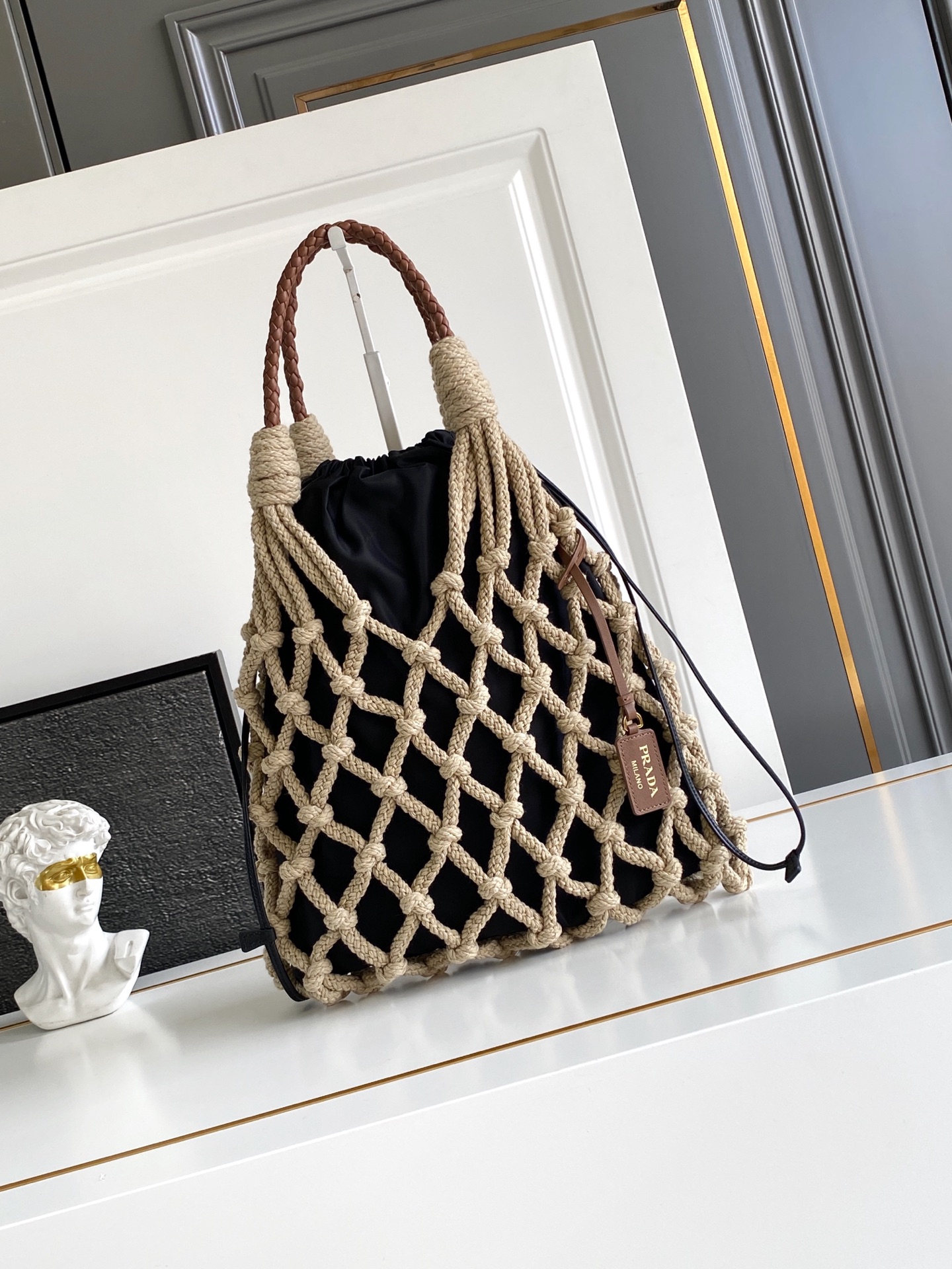 Bottega Veneta 航海世界启发了这款手工饰边手袋的花边设计 体现了清新素雅气质与真实的自由感