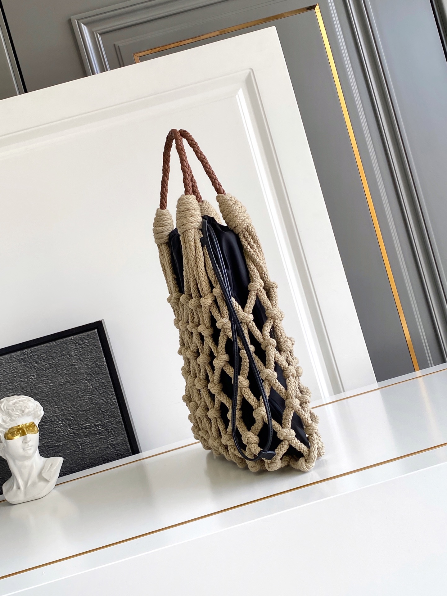 Bottega Veneta 航海世界启发了这款手工饰边手袋的花边设计 体现了清新素雅气质与真实的自由感