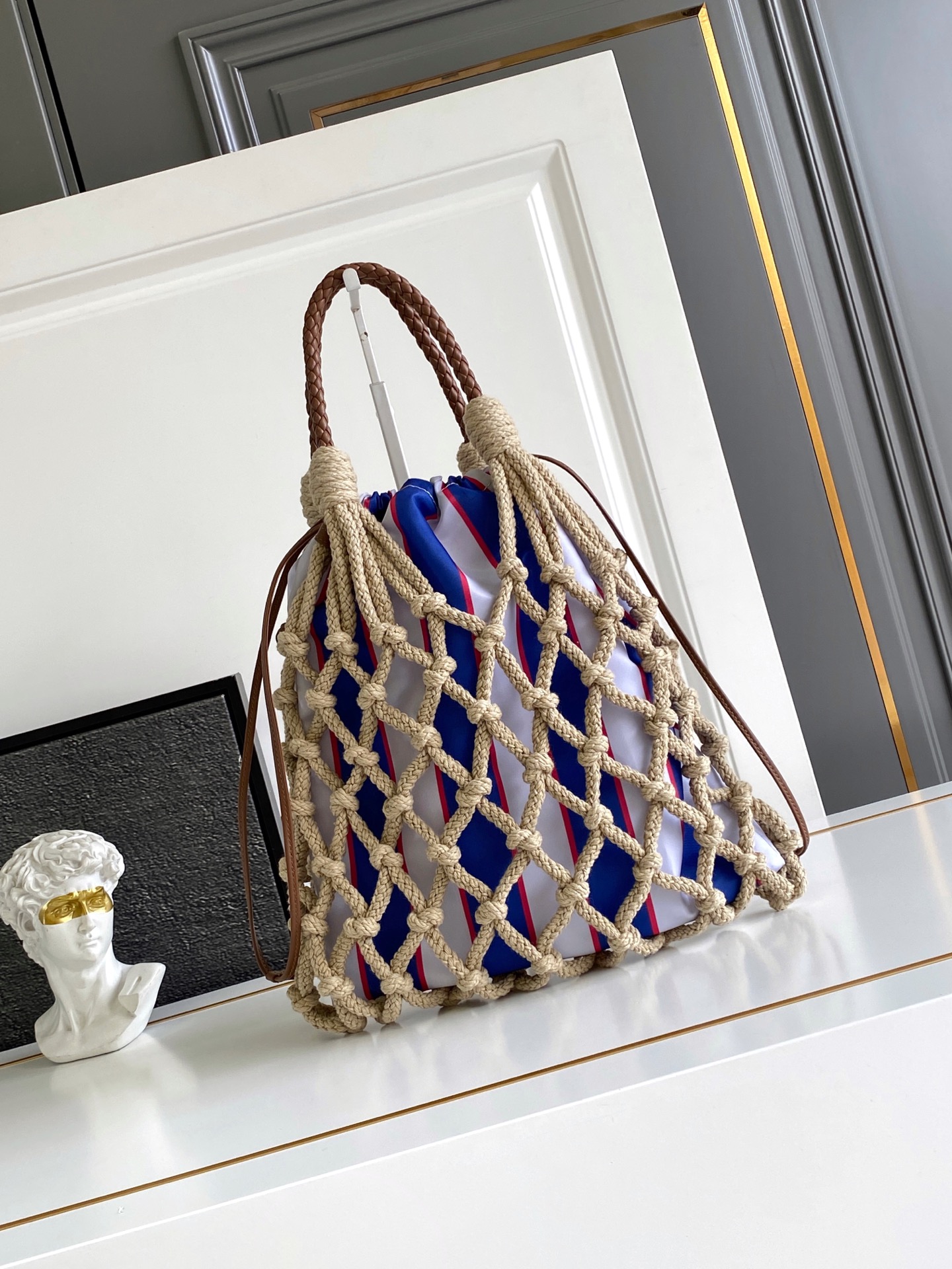 Bottega Veneta 航海世界启发了这款手工饰边手袋的花边设计 体现了清新素雅气质与真实的自由感