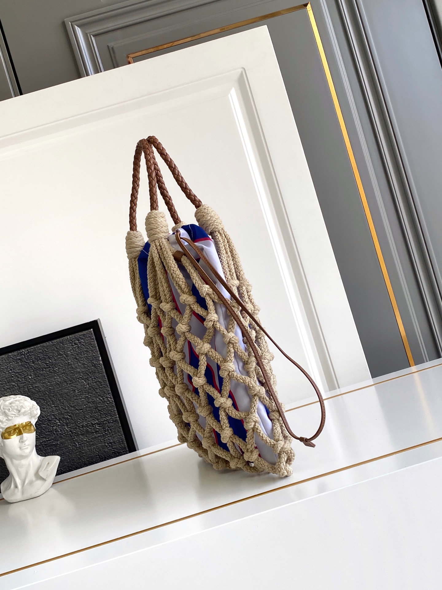 Bottega Veneta 航海世界启发了这款手工饰边手袋的花边设计 体现了清新素雅气质与真实的自由感