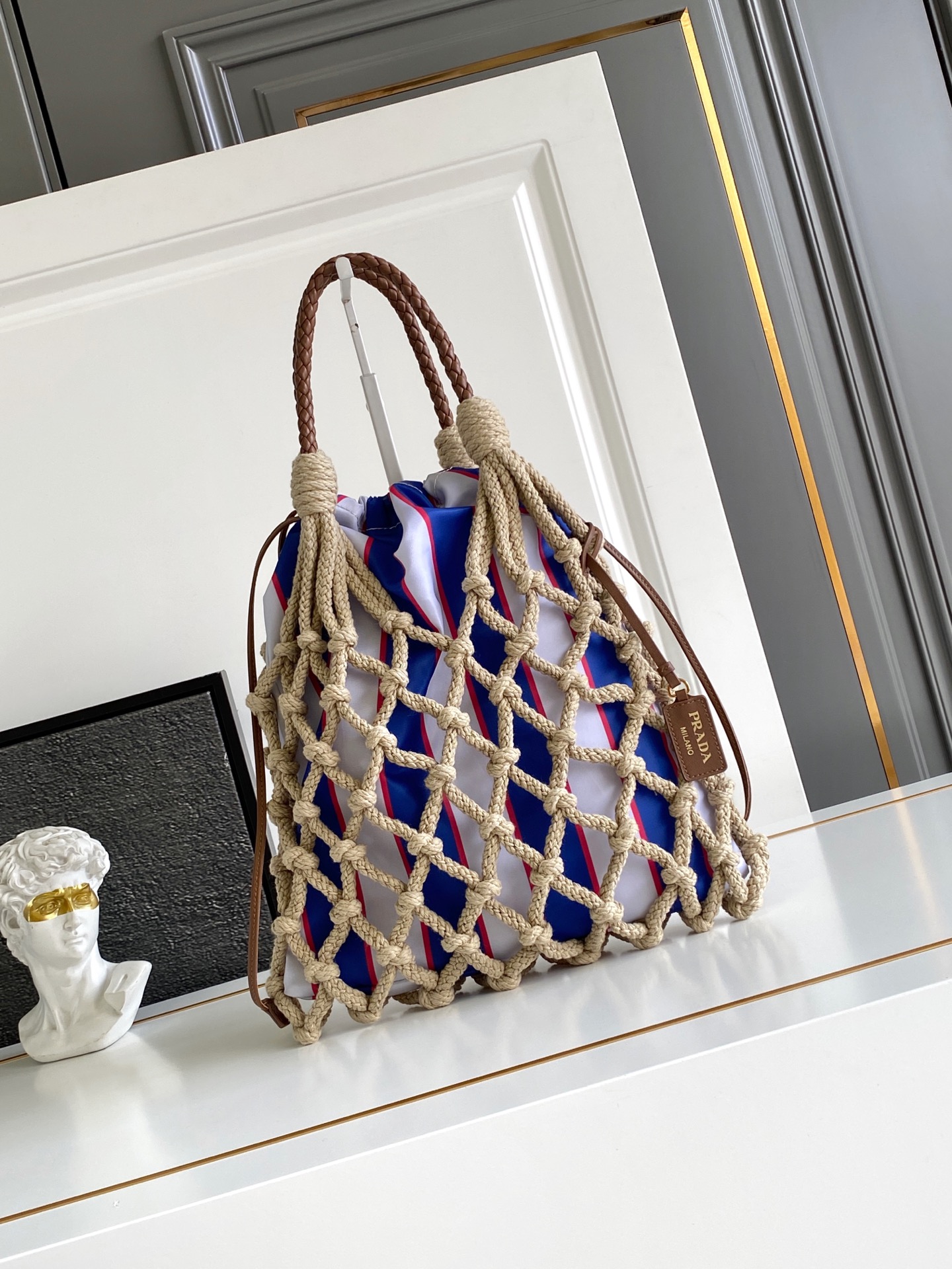 Bottega Veneta 航海世界启发了这款手工饰边手袋的花边设计 体现了清新素雅气质与真实的自由感