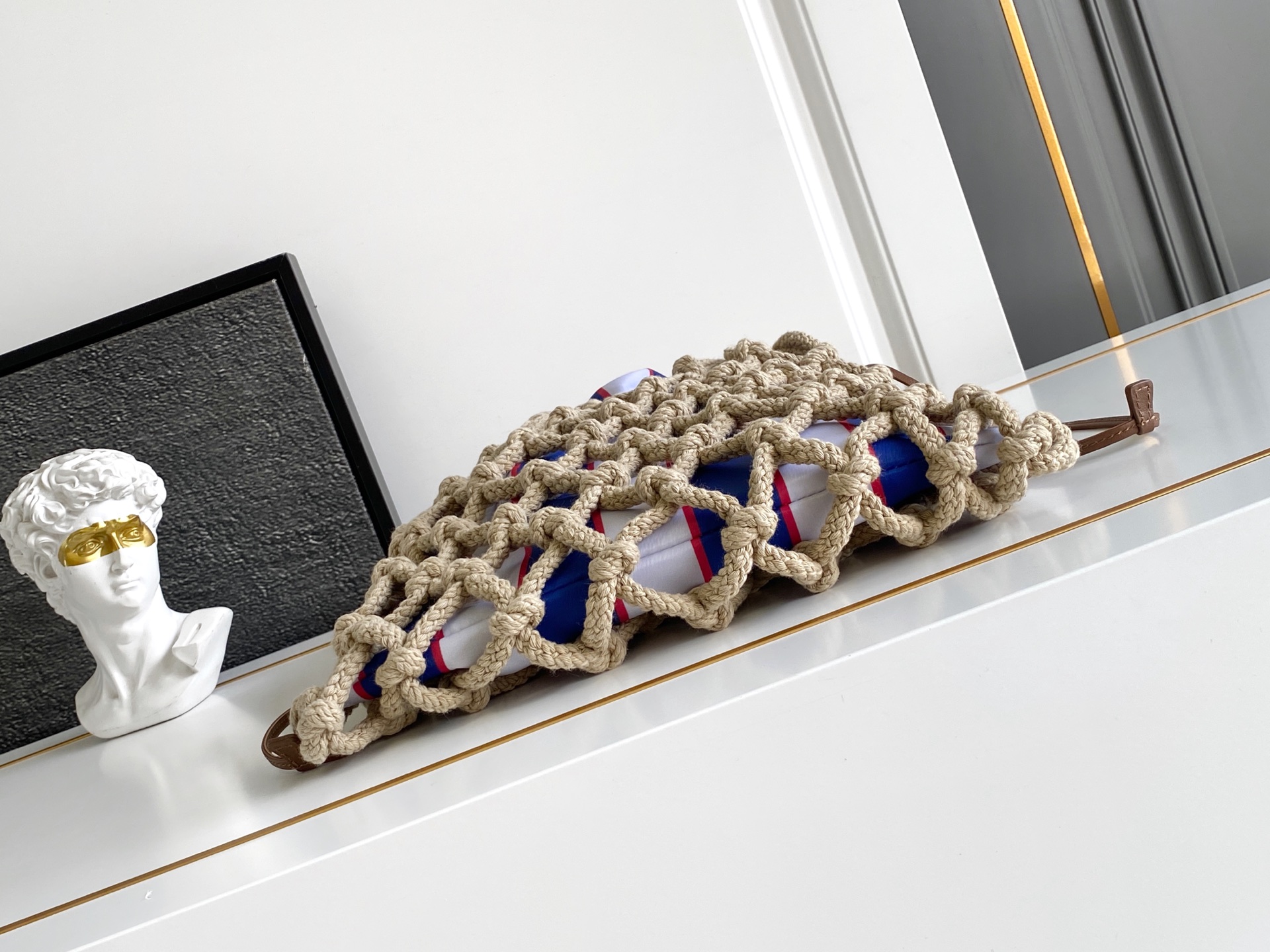Bottega Veneta 航海世界启发了这款手工饰边手袋的花边设计 体现了清新素雅气质与真实的自由感