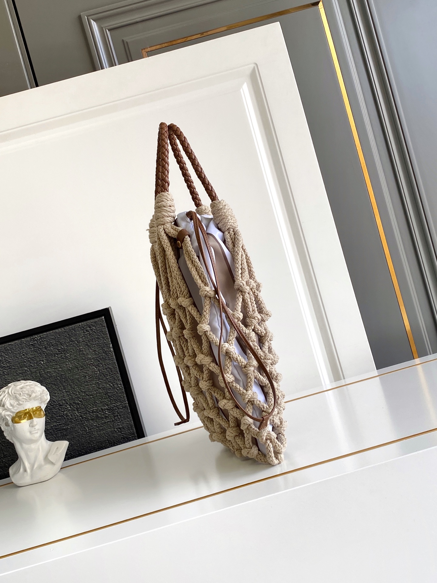 Bottega Veneta 航海世界启发了这款手工饰边手袋的花边设计 体现了清新素雅气质与真实的自由感