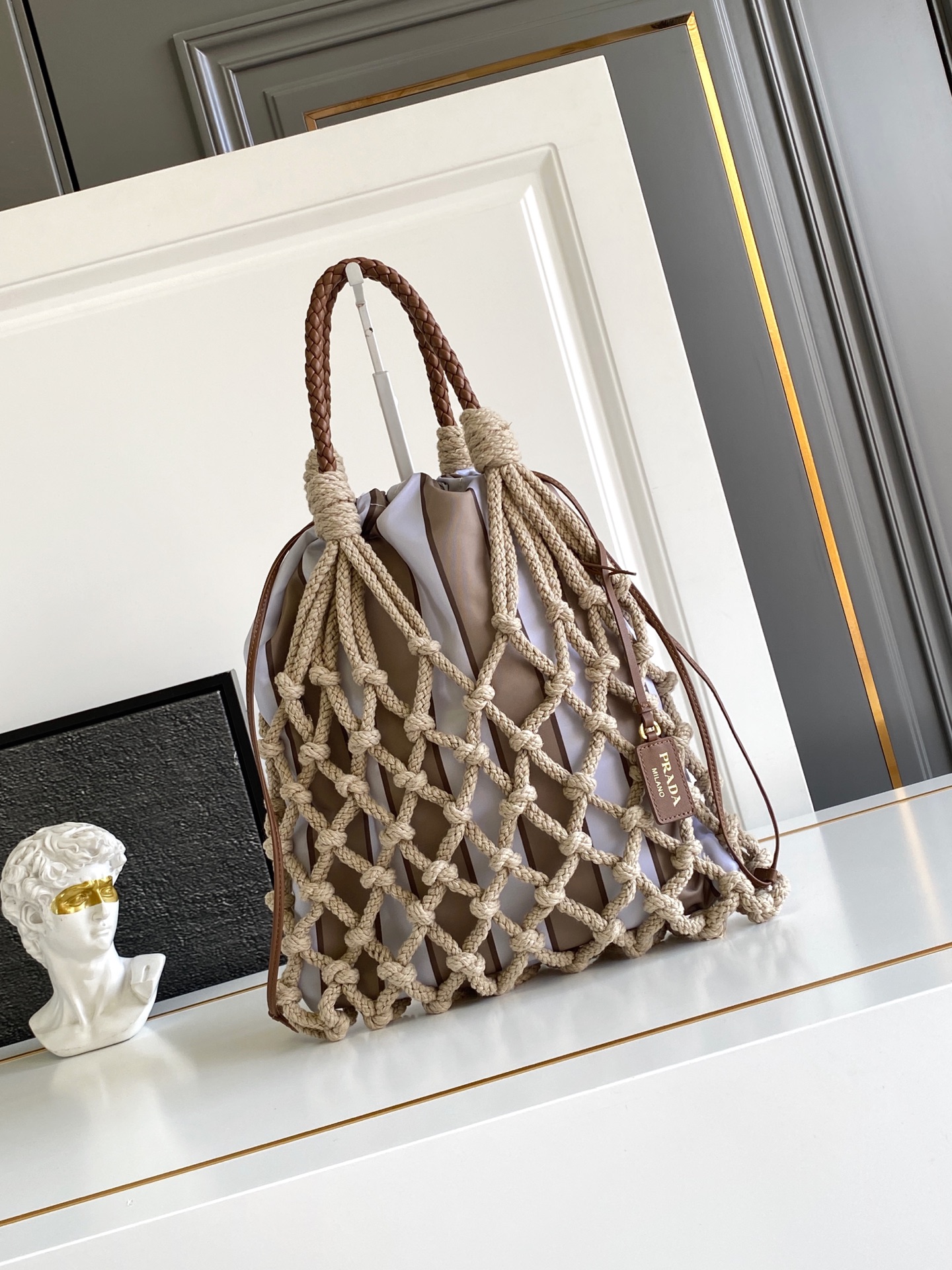 Bottega Veneta 航海世界启发了这款手工饰边手袋的花边设计 体现了清新素雅气质与真实的自由感