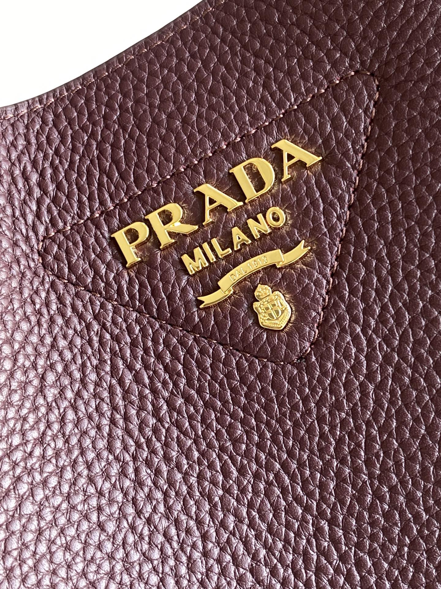 Prada 2 ⃣0 ⃣2 ⃣5 ⃣最新款菜篮子托特包迷你款（金色五金）这款皮革迷你手袋采用解构廓形