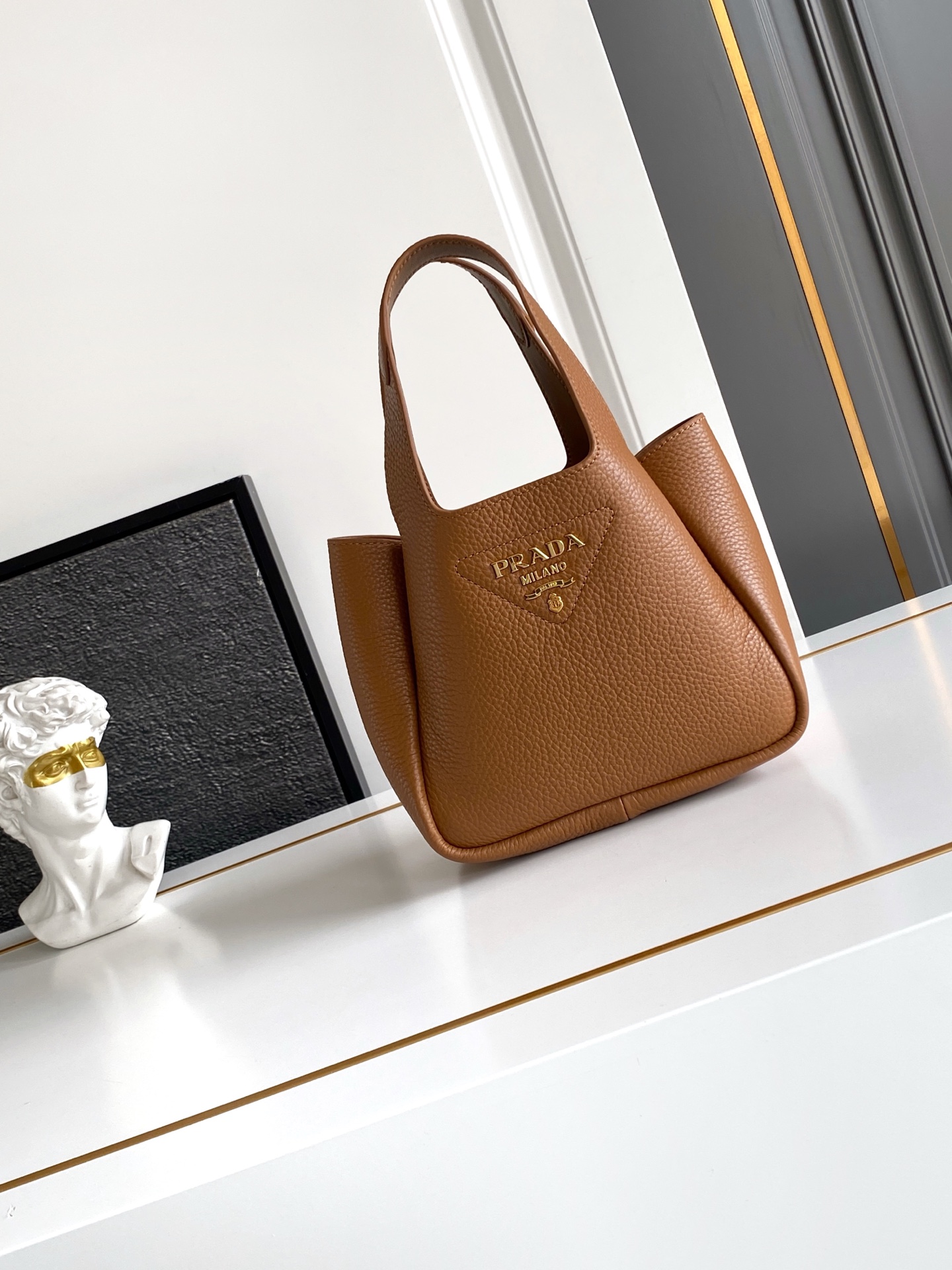 Prada 2 ⃣0 ⃣2 ⃣5 ⃣最新款菜篮子托特包迷你款（金色五金）这款皮革迷你手袋采用解构廓形