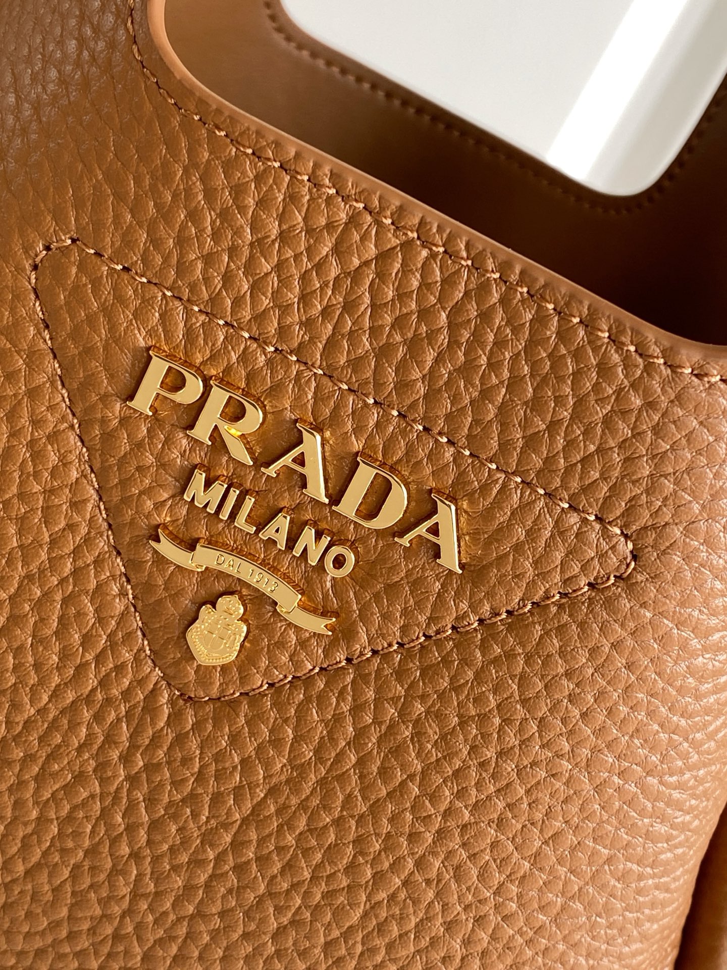Prada 2 ⃣0 ⃣2 ⃣5 ⃣最新款菜篮子托特包迷你款（金色五金）这款皮革迷你手袋采用解构廓形