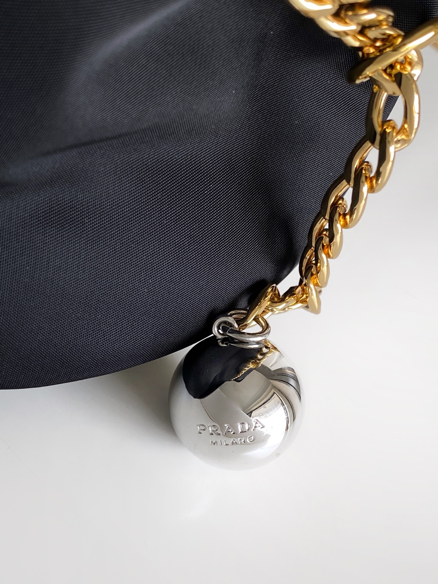 Prada 独特加衬尼龙打造设计 五金 容量空间大 出街通过勤最百搭的包包 上身效果非常 好 太美了