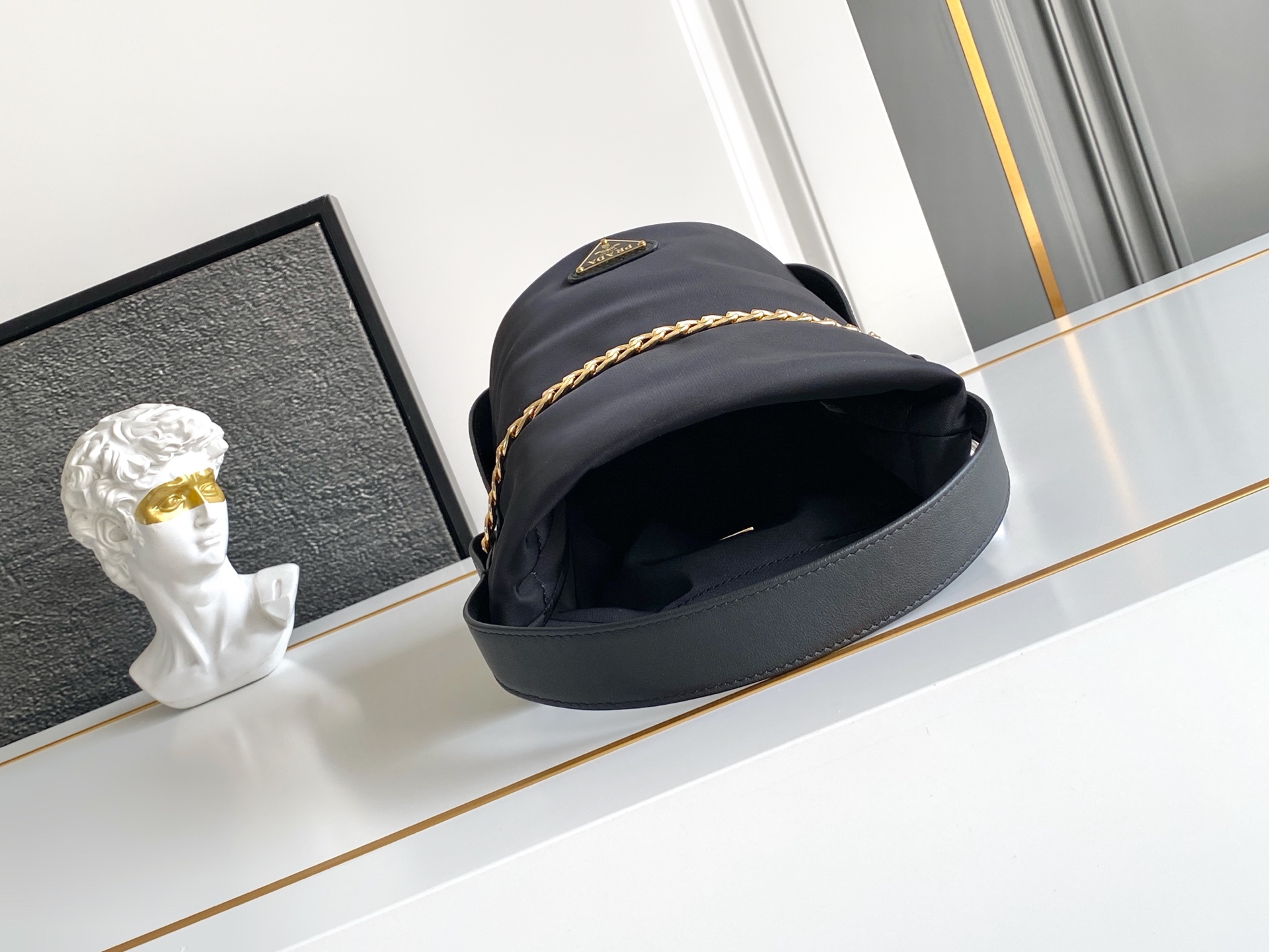 Prada 独特加衬尼龙打造设计 五金 容量空间大 出街通过勤最百搭的包包 上身效果非常 好 太美了