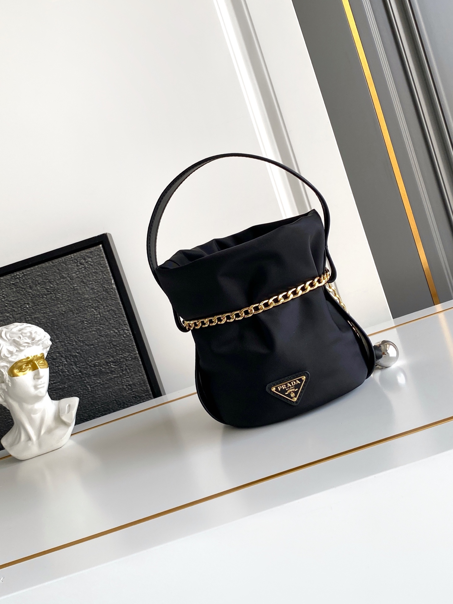 Prada 独特加衬尼龙打造设计 五金 容量空间大 出街通过勤最百搭的包包 上身效果非常 好 太美了