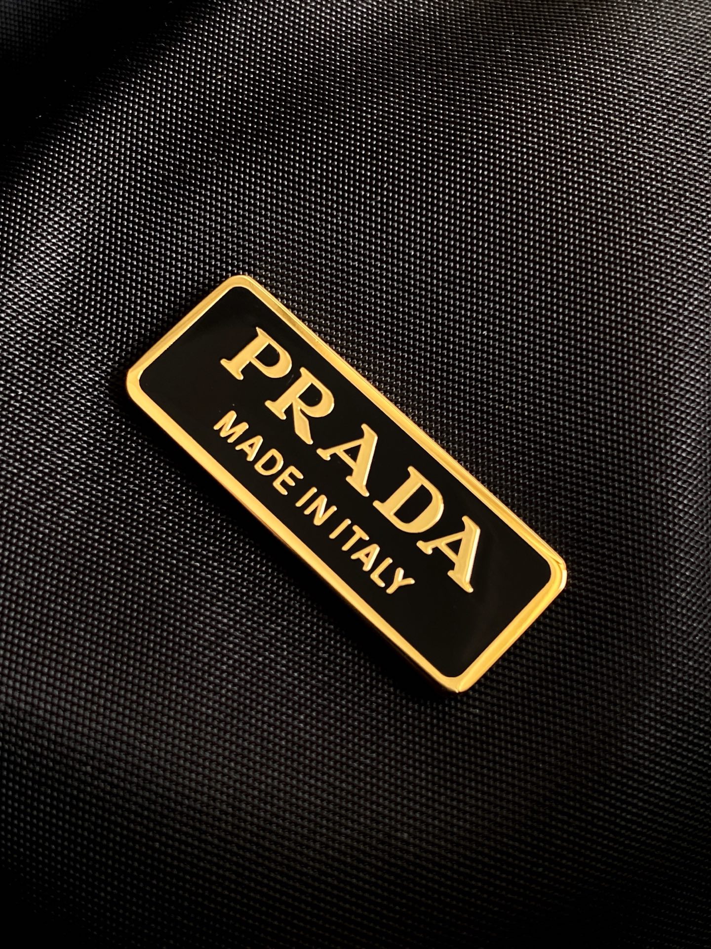 Prada 独特加衬尼龙打造设计 五金 容量空间大 出街通过勤最百搭的包包 上身效果非常 好 太美了