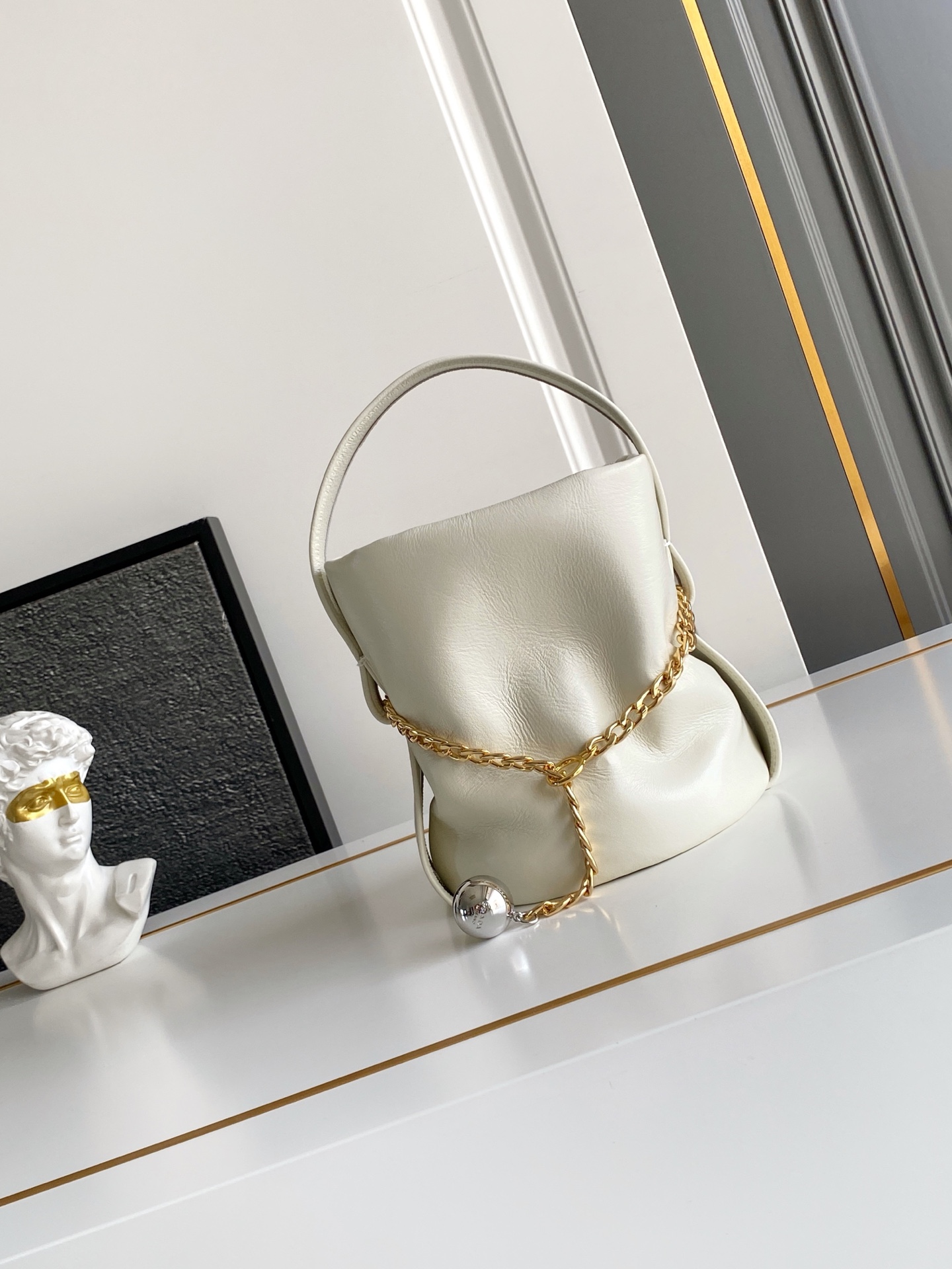 Prada 独特加衬内里羊皮打造设计 五金 容量空间大 出街通过勤最百搭的包包 上身效果非常 好 太美了
