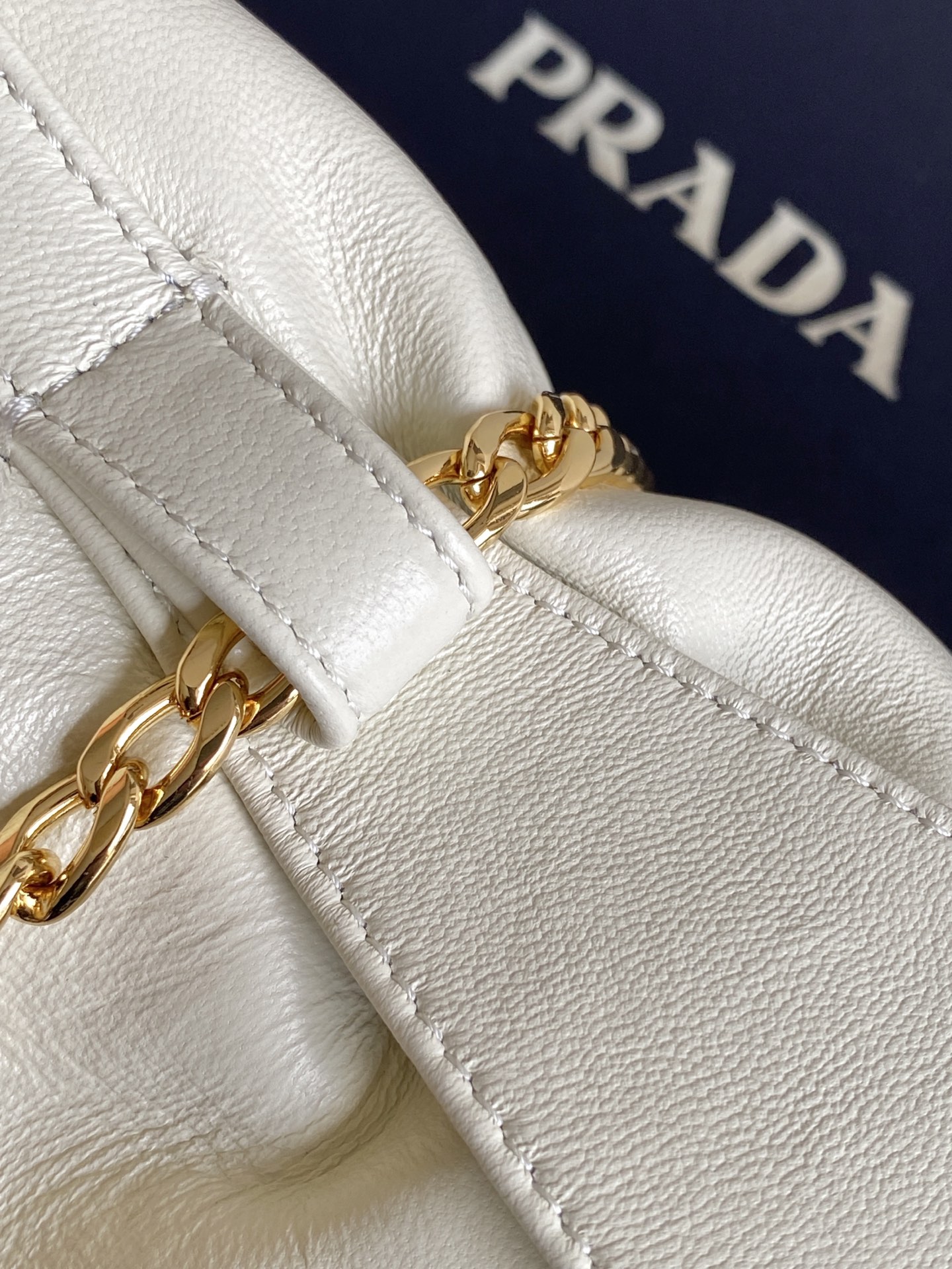 Prada 独特加衬内里羊皮打造设计 五金 容量空间大 出街通过勤最百搭的包包 上身效果非常 好 太美了