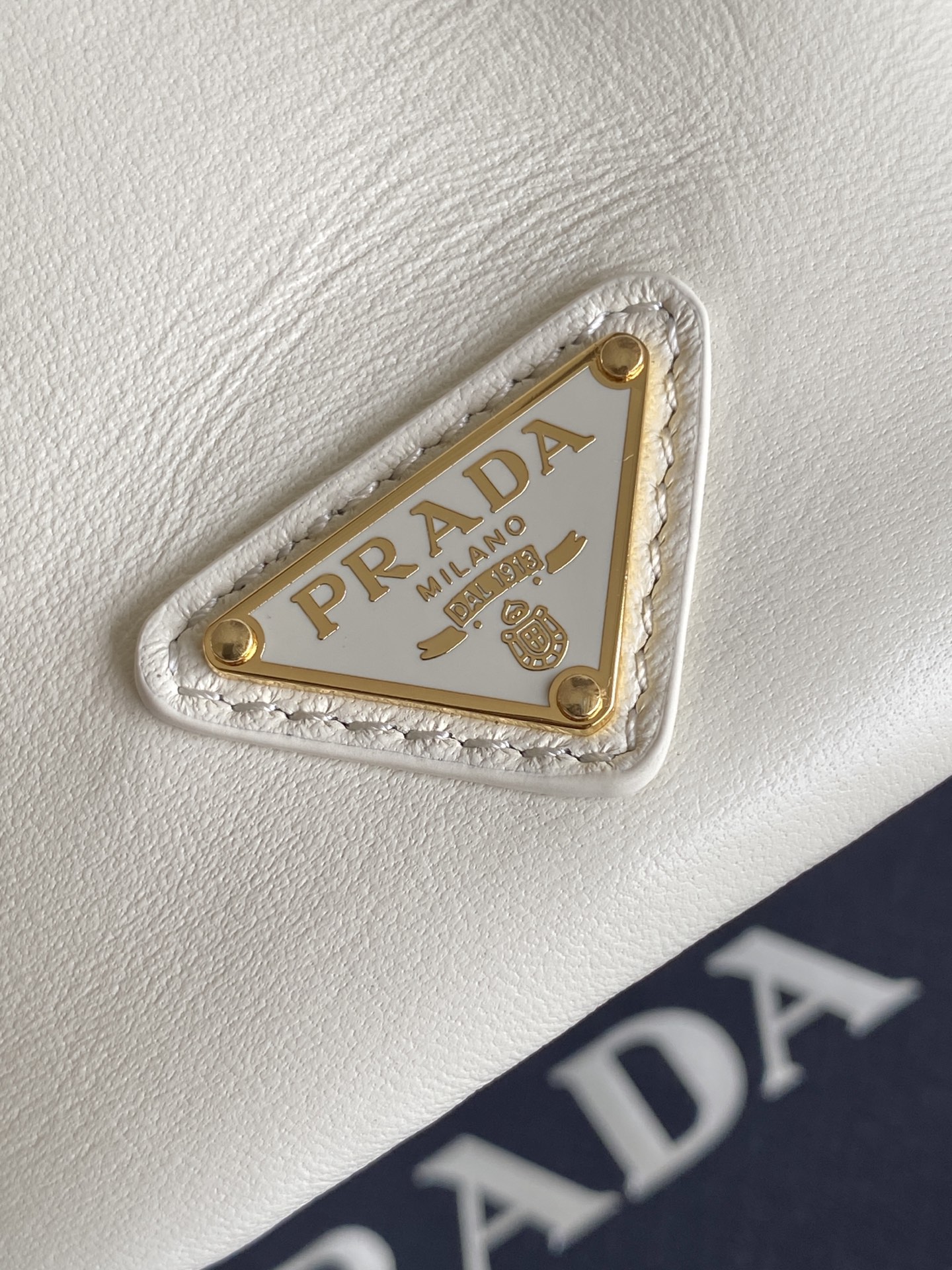 Prada 独特加衬内里羊皮打造设计 五金 容量空间大 出街通过勤最百搭的包包 上身效果非常 好 太美了