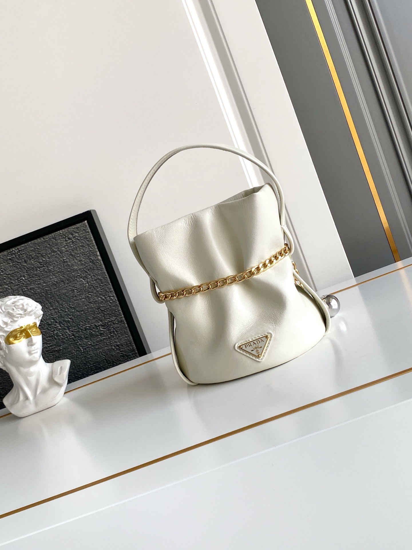 Prada 独特加衬内里羊皮打造设计 五金 容量空间大 出街通过勤最百搭的包包 上身效果非常 好 太美了