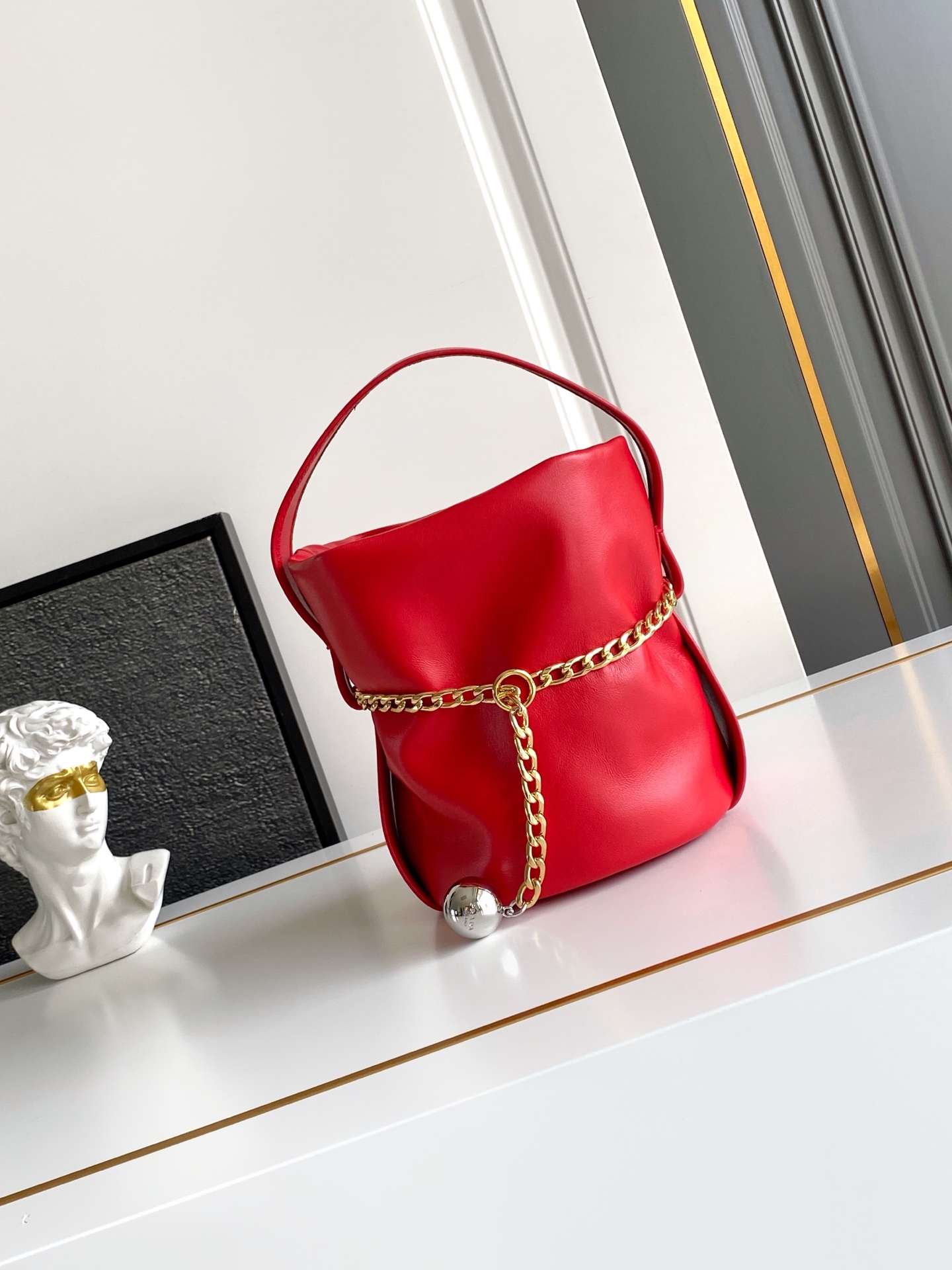 Prada 独特加衬内里羊皮打造设计 五金 容量空间大 出街通过勤最百搭的包包 上身效果非常 好 太美了