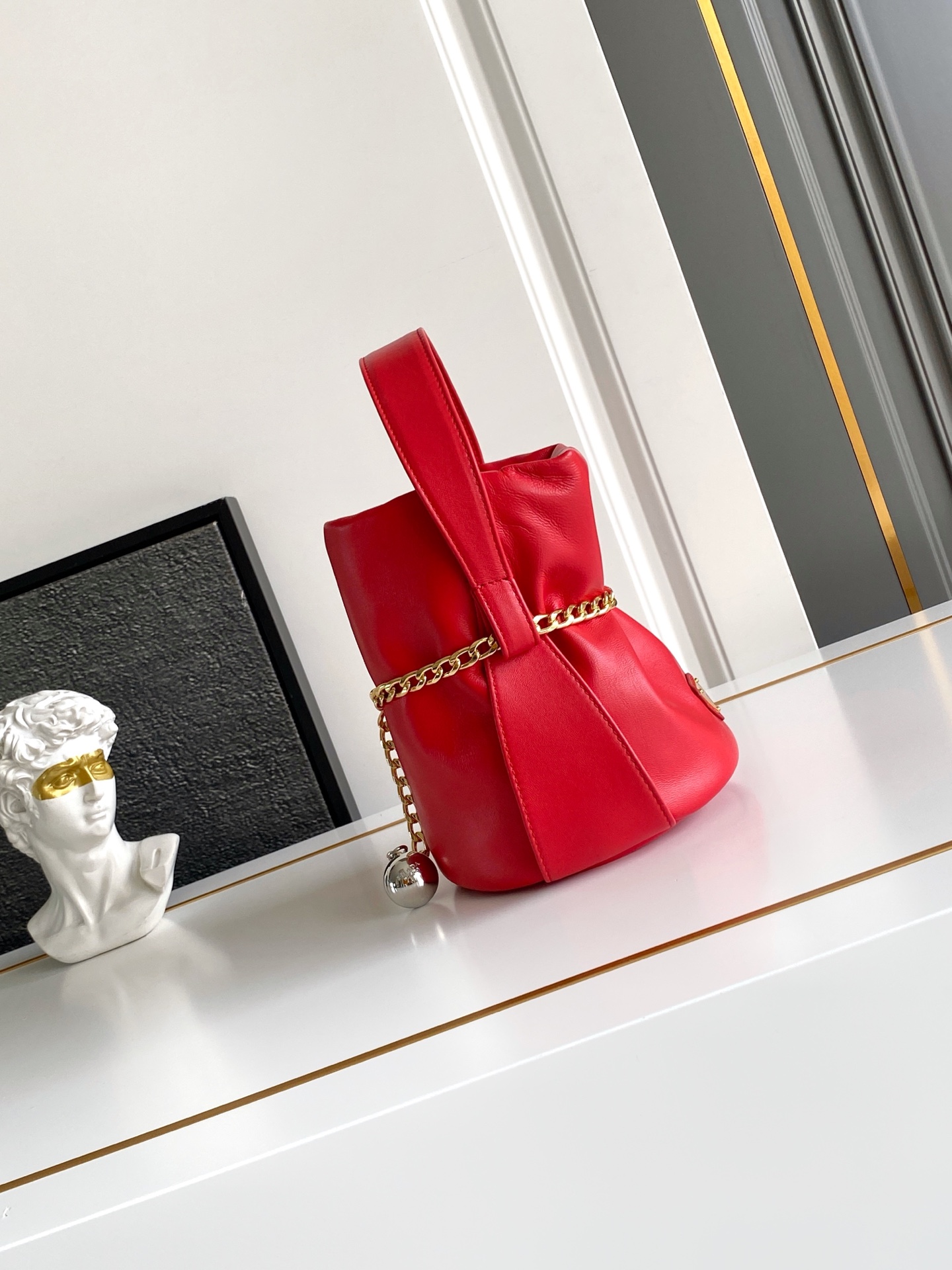 Prada 独特加衬内里羊皮打造设计 五金 容量空间大 出街通过勤最百搭的包包 上身效果非常 好 太美了