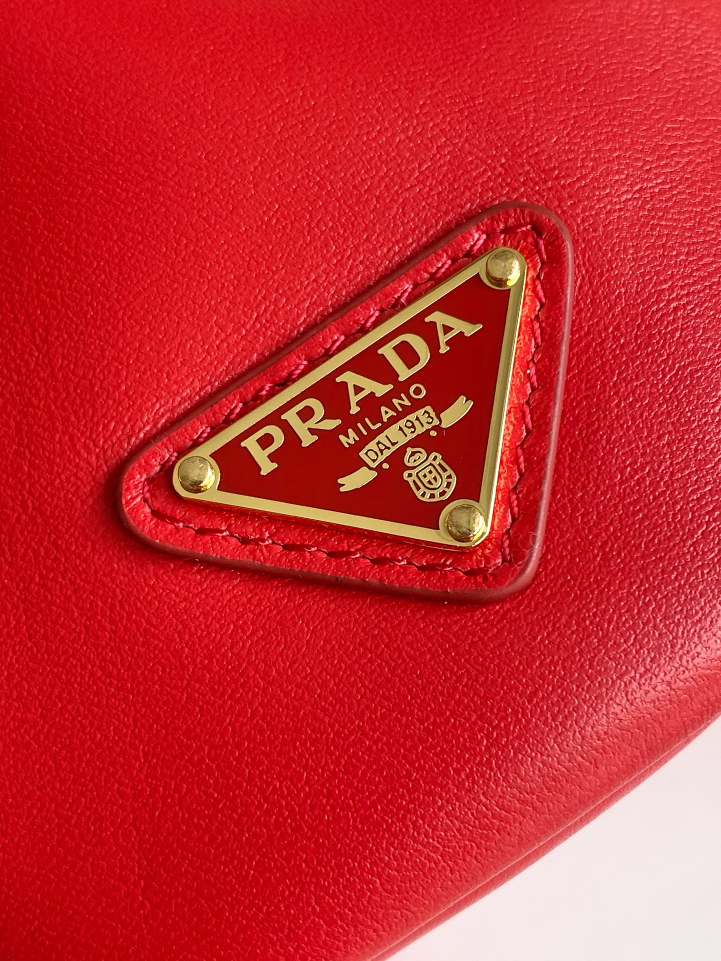 Prada 独特加衬内里羊皮打造设计 五金 容量空间大 出街通过勤最百搭的包包 上身效果非常 好 太美了