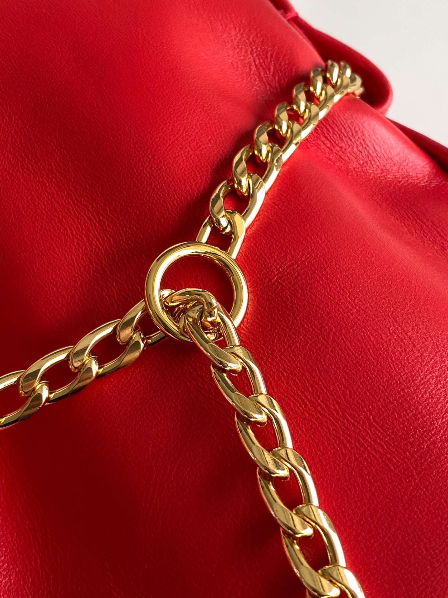Prada 独特加衬内里羊皮打造设计 五金 容量空间大 出街通过勤最百搭的包包 上身效果非常 好 太美了