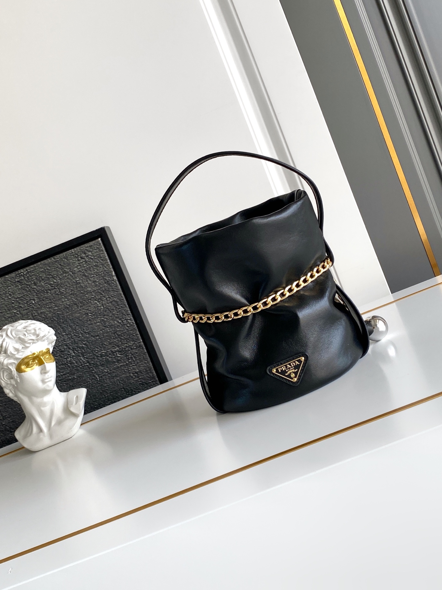 Prada 独特加衬内里羊皮打造设计 五金 容量空间大 出街通过勤最百搭的包包 上身效果非常 好 太美了