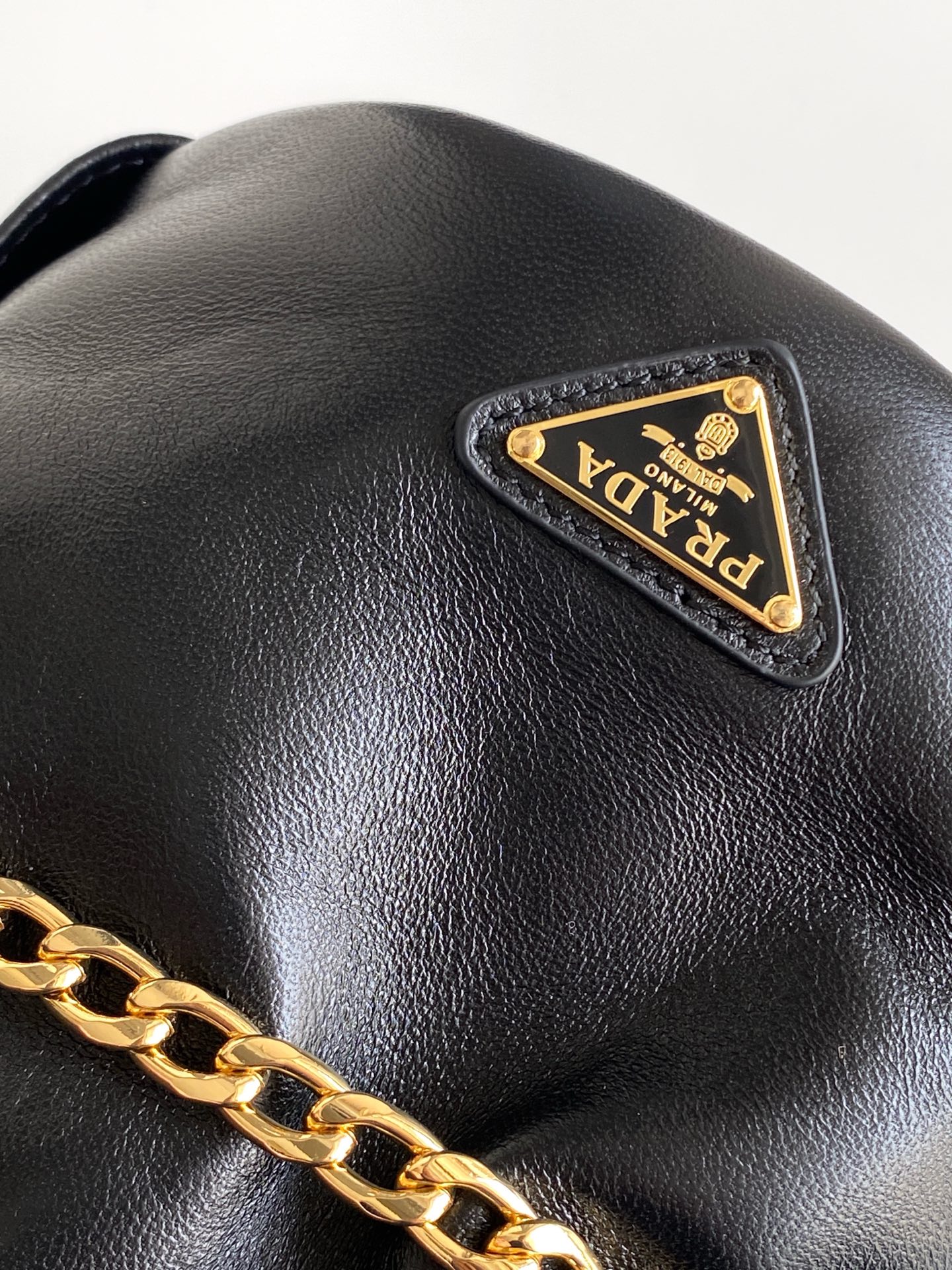 Prada 独特加衬内里羊皮打造设计 五金 容量空间大 出街通过勤最百搭的包包 上身效果非常 好 太美了