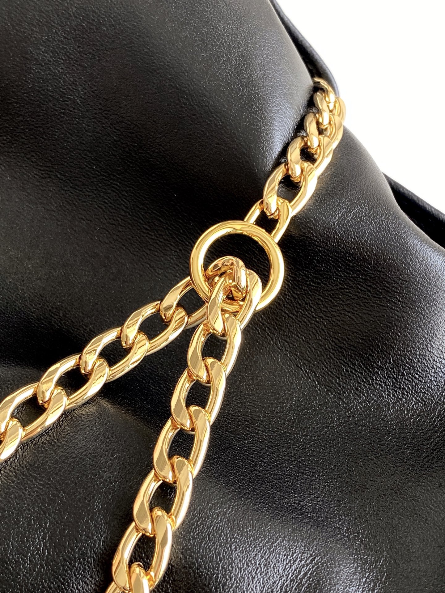 Prada 独特加衬内里羊皮打造设计 五金 容量空间大 出街通过勤最百搭的包包 上身效果非常 好 太美了