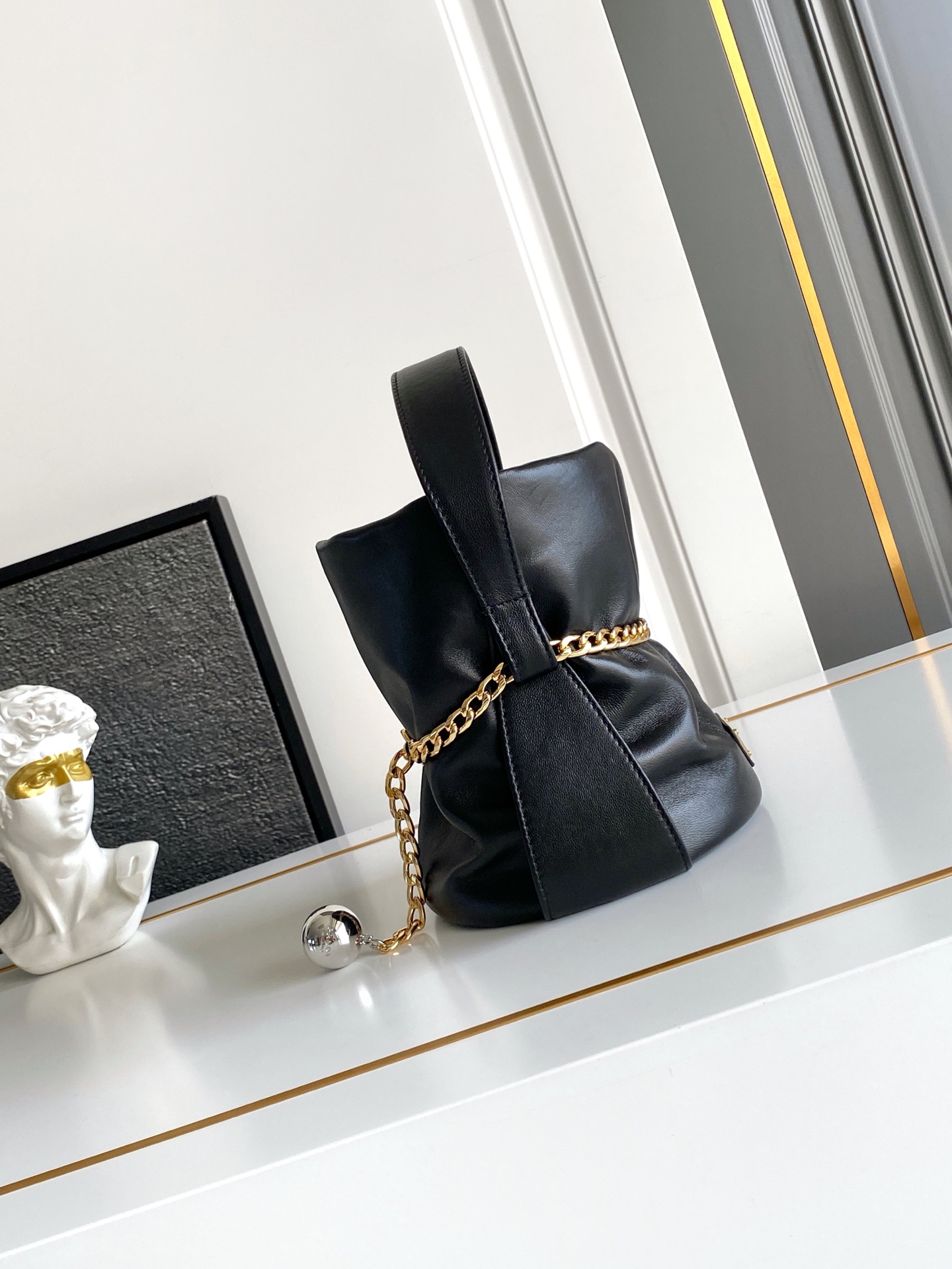 Prada 独特加衬内里羊皮打造设计 五金 容量空间大 出街通过勤最百搭的包包 上身效果非常 好 太美了