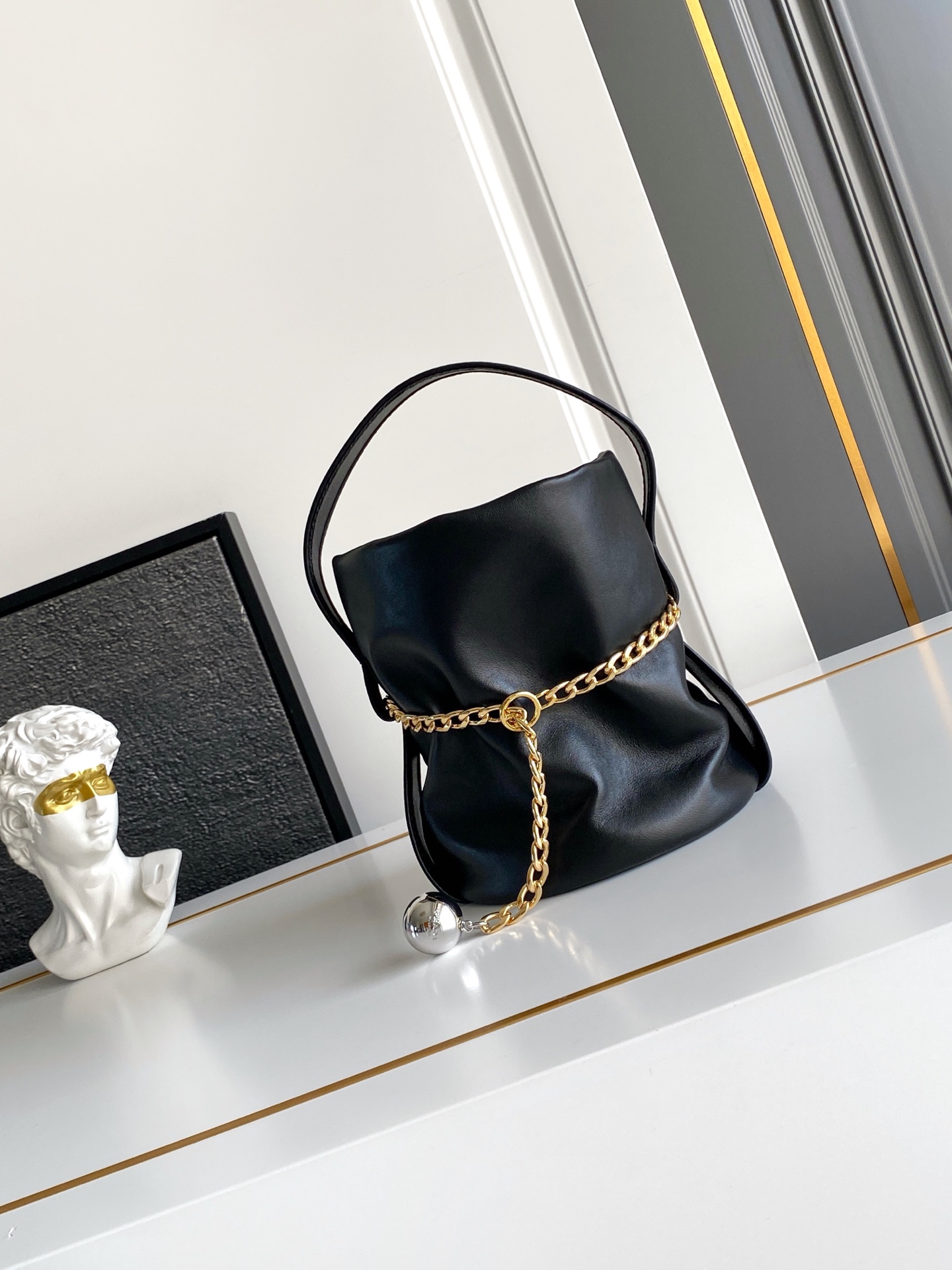 Prada 独特加衬内里羊皮打造设计 五金 容量空间大 出街通过勤最百搭的包包 上身效果非常 好 太美了
