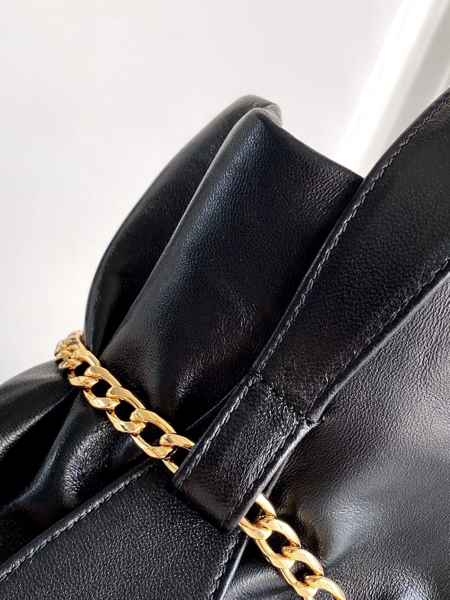 Prada 独特加衬内里羊皮打造设计 五金 容量空间大 出街通过勤最百搭的包包 上身效果非常 好 太美了