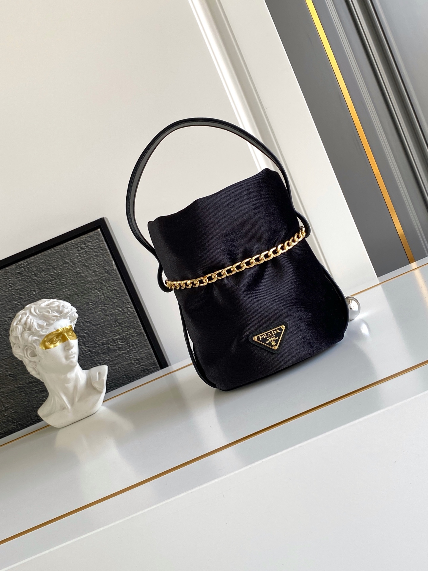 🌈Este bolso cubo está confeccionado en terciopelo y piel Nappa, presentando una silueta suave que muestra un estilo mo…