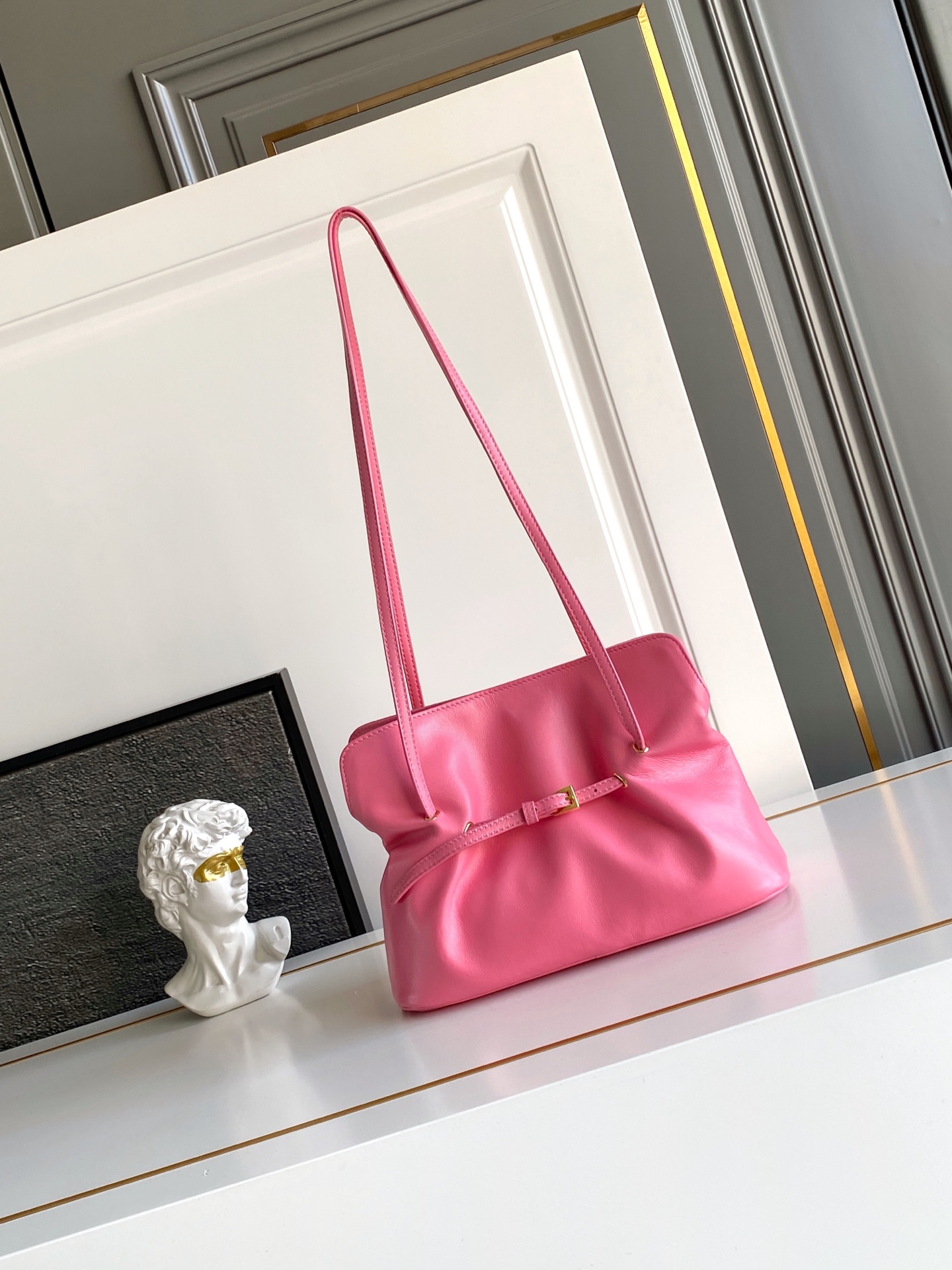 Loewe 内里为全一致进口羊皮 手感非常柔软舒服 中间隔层袋口为吸扣设计 五金 上身效果非常nice
