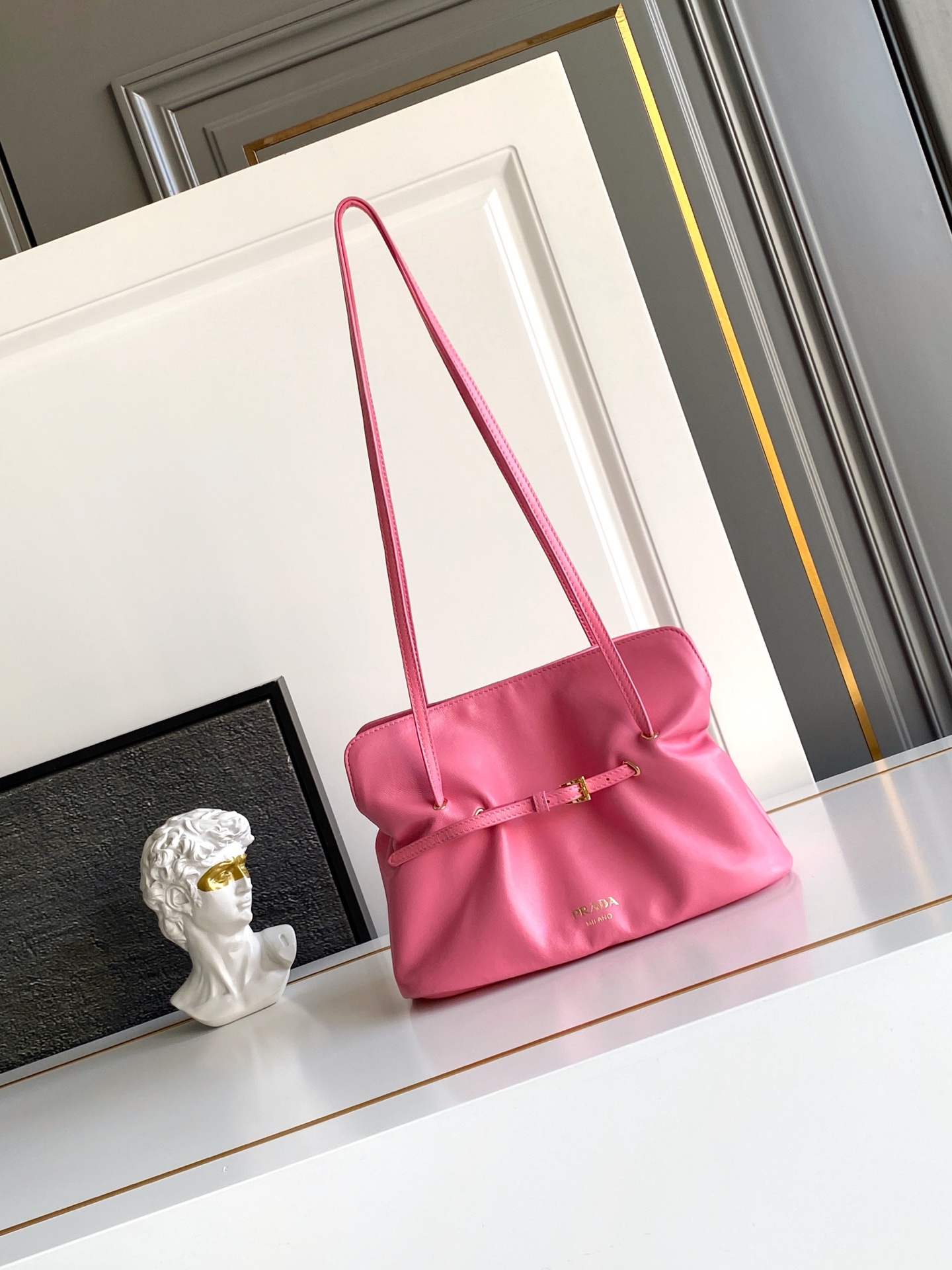 Loewe 内里为全一致进口羊皮 手感非常柔软舒服 中间隔层袋口为吸扣设计 五金 上身效果非常nice