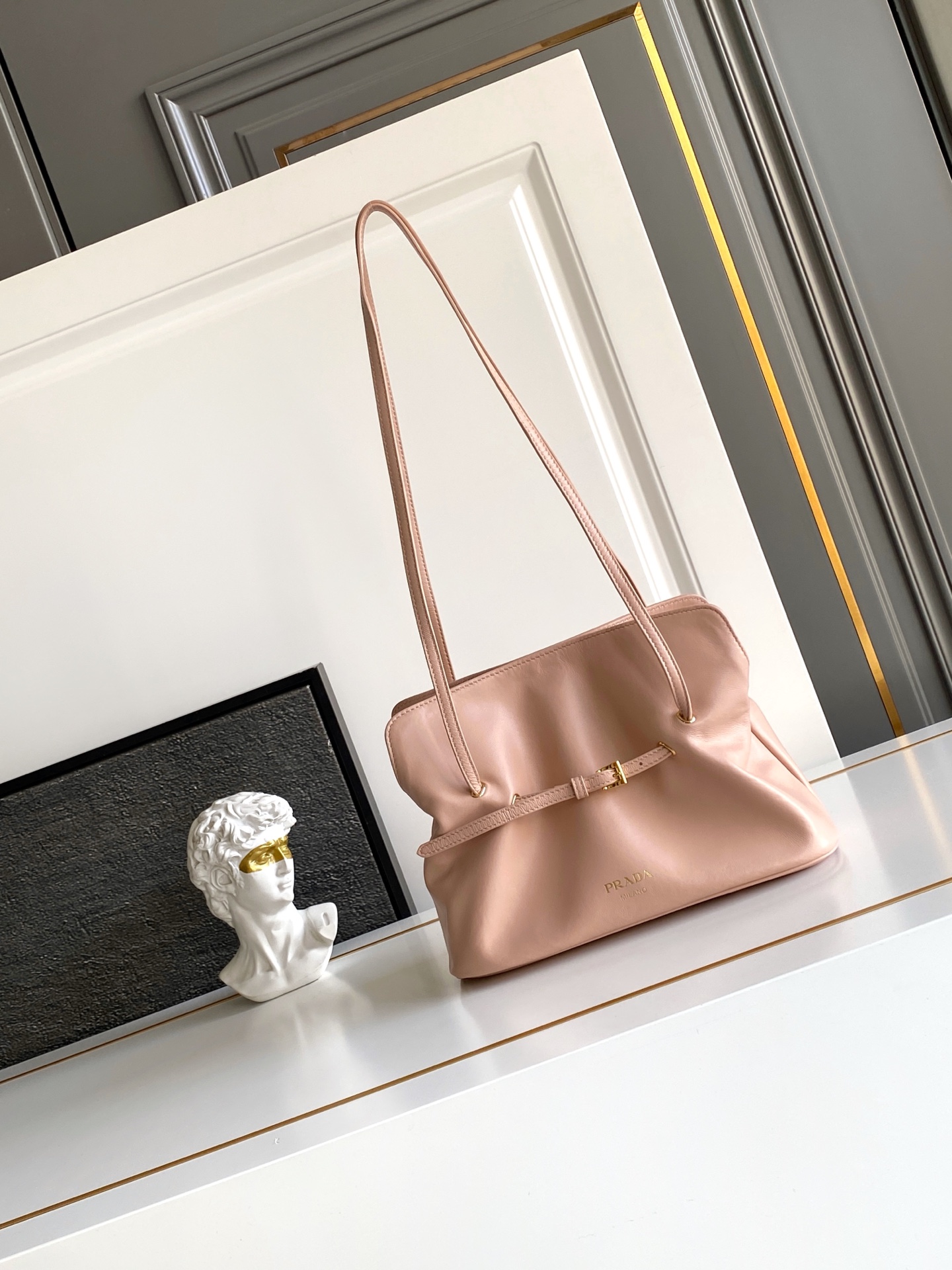 Loewe 内里为全一致进口羊皮 手感非常柔软舒服 中间隔层袋口为吸扣设计 五金 上身效果非常nice