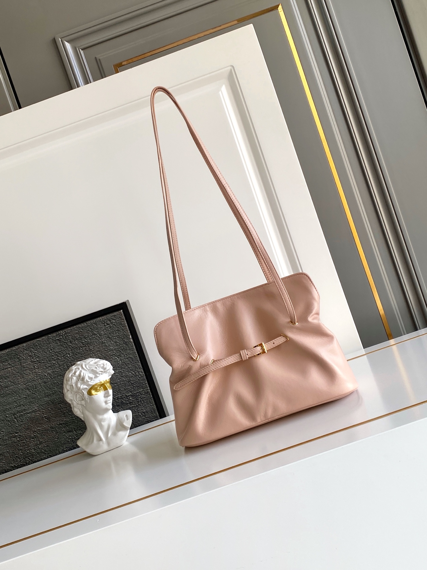 Loewe 内里为全一致进口羊皮 手感非常柔软舒服 中间隔层袋口为吸扣设计 五金 上身效果非常nice