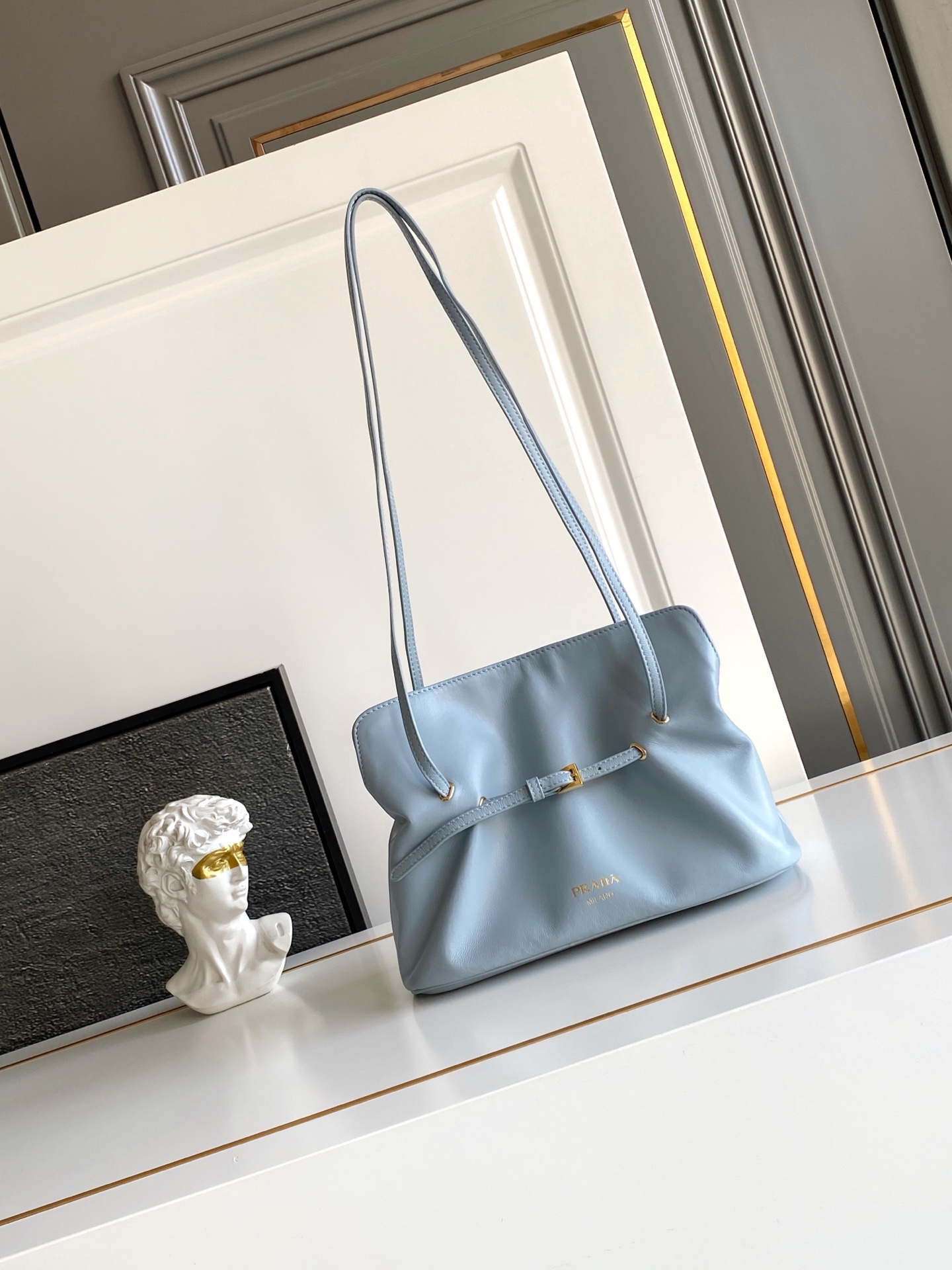 Loewe 内里为全一致进口羊皮 手感非常柔软舒服 中间隔层袋口为吸扣设计 五金 上身效果非常nice