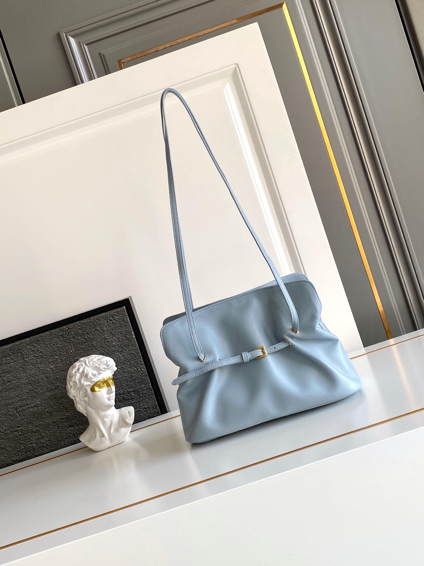 Loewe 内里为全一致进口羊皮 手感非常柔软舒服 中间隔层袋口为吸扣设计 五金 上身效果非常nice