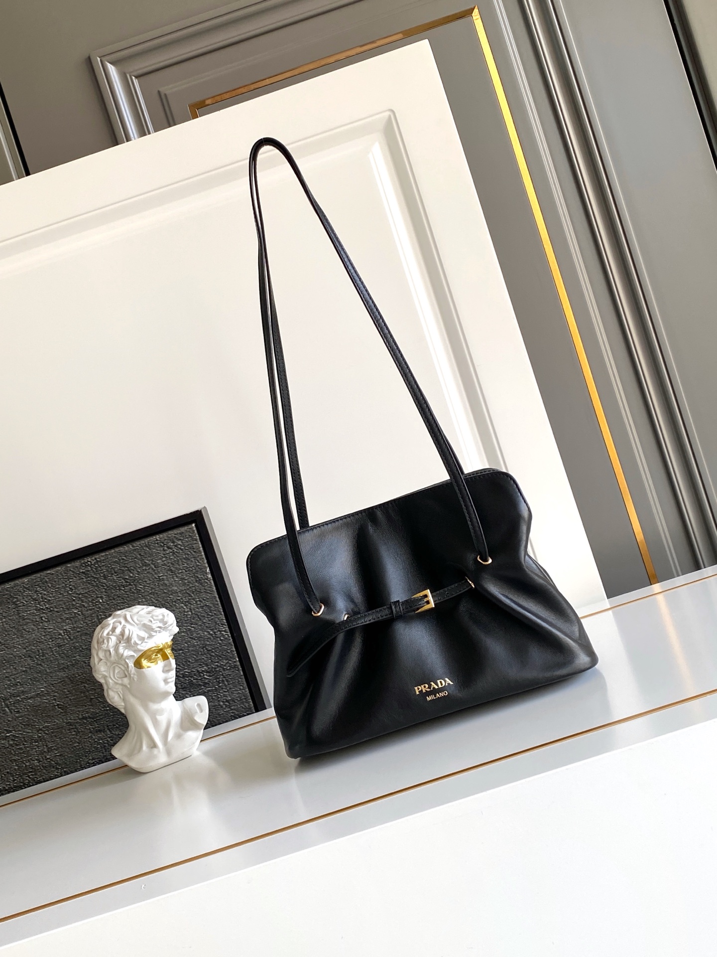 Loewe 内里为全一致进口羊皮 手感非常柔软舒服 中间隔层袋口为吸扣设计 五金 上身效果非常nice