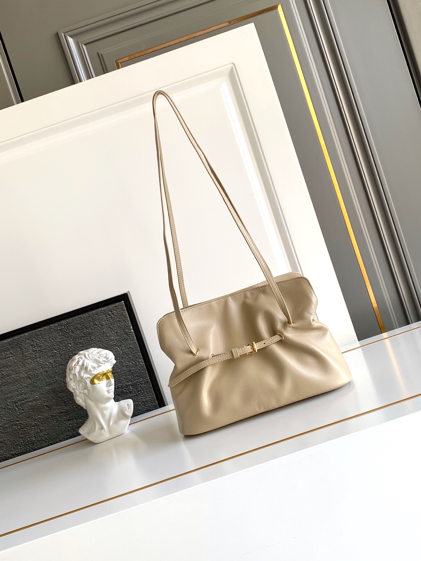 Loewe 内里为全一致进口羊皮 手感非常柔软舒服 中间隔层袋口为吸扣设计 五金 上身效果非常nice