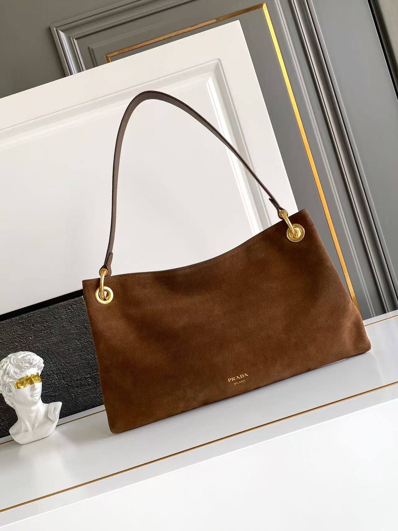 ✨El elegante y moderno bolso Etude presenta una silueta geométrica con líneas suaves. Diseño ligero y espacioso, con de…