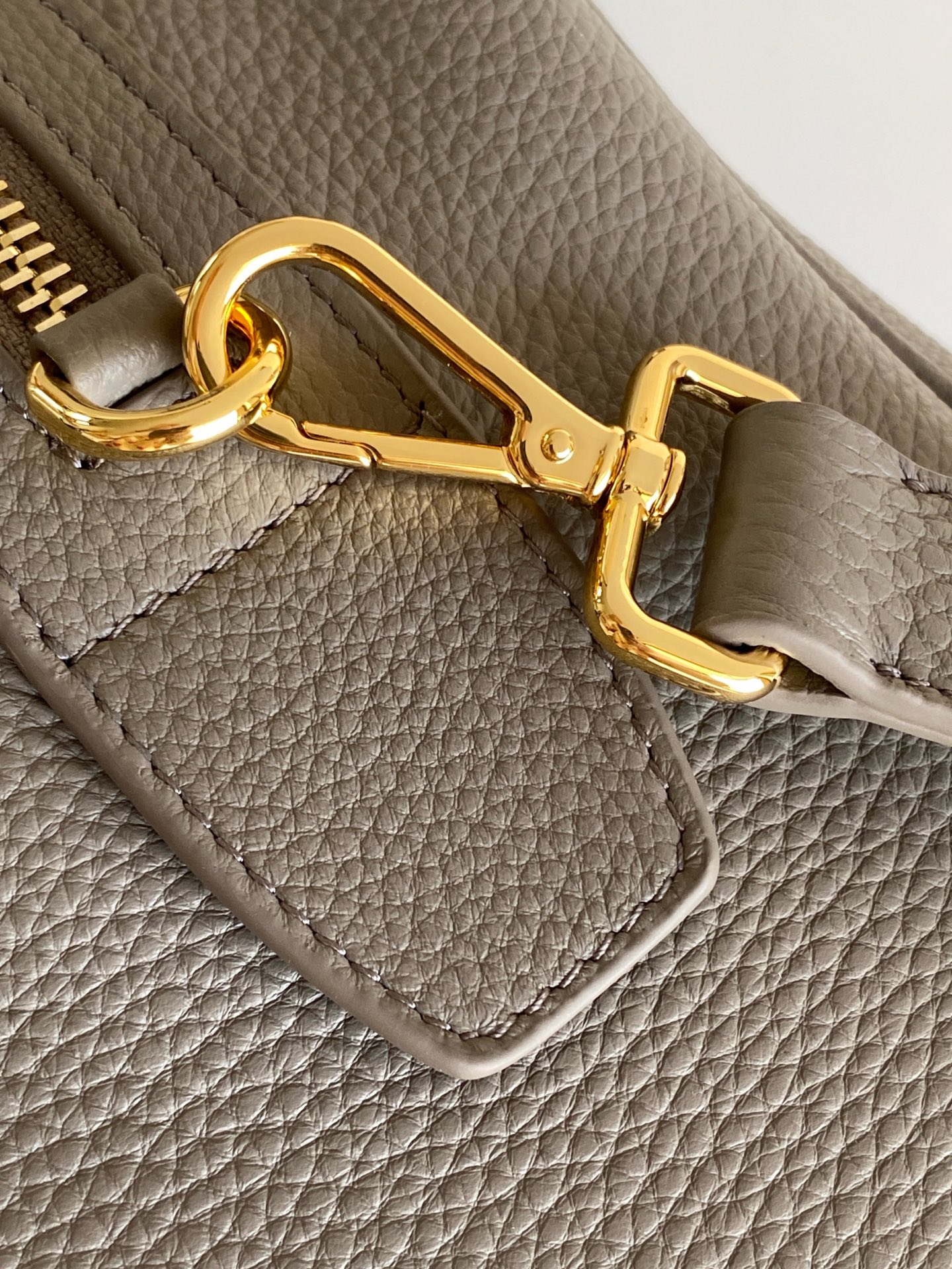 Prada 这款天然粒面皮革制成的顶部提手包袋以柔软的轮廓进行了重新诠释 可手提或搭配可拆式肩带佩戴