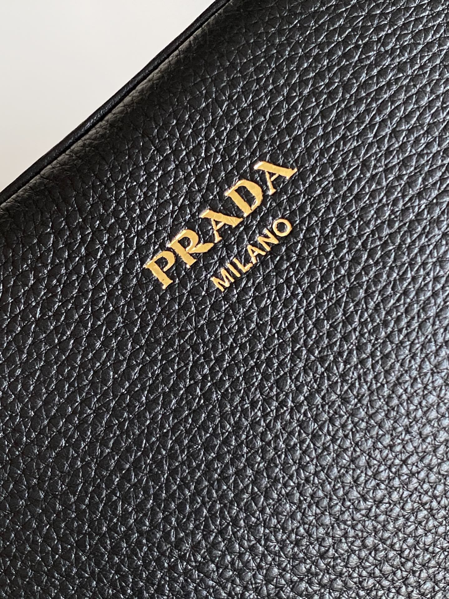 Prada 这款天然粒面皮革制成的顶部提手包袋以柔软的轮廓进行了重新诠释 可手提或搭配可拆式肩带佩戴