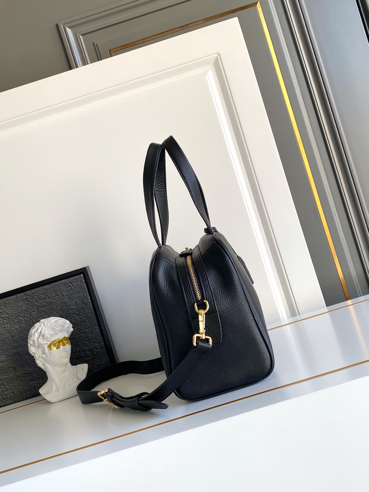 Prada 这款天然粒面皮革制成的顶部提手包袋以柔软的轮廓进行了重新诠释 可手提或搭配可拆式肩带佩戴