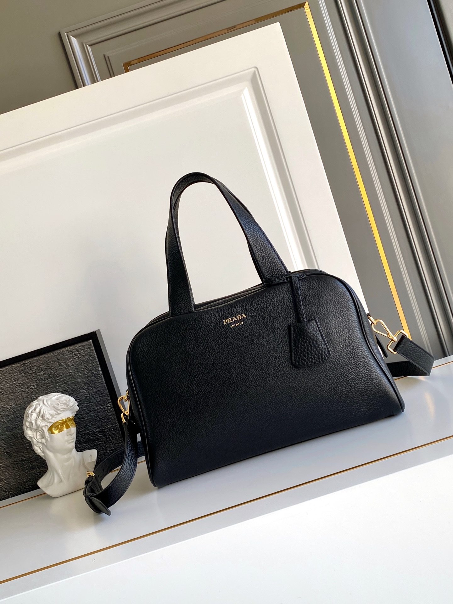 Prada 这款天然粒面皮革制成的顶部提手包袋以柔软的轮廓进行了重新诠释 可手提或搭配可拆式肩带佩戴
