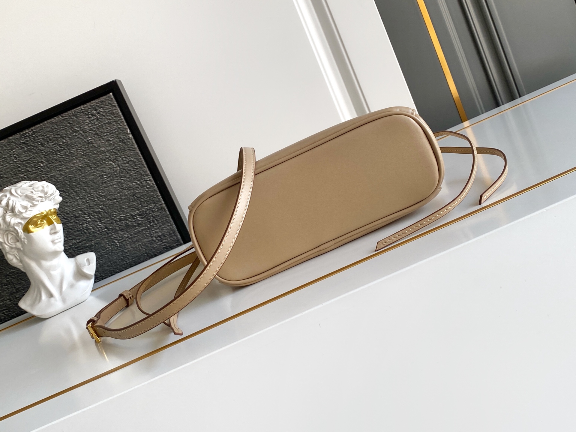 Unknown 新款Carry手袋这款手提包凭借其 的设计 将一种动态的美感融入了日常使用中的每一个细节之中