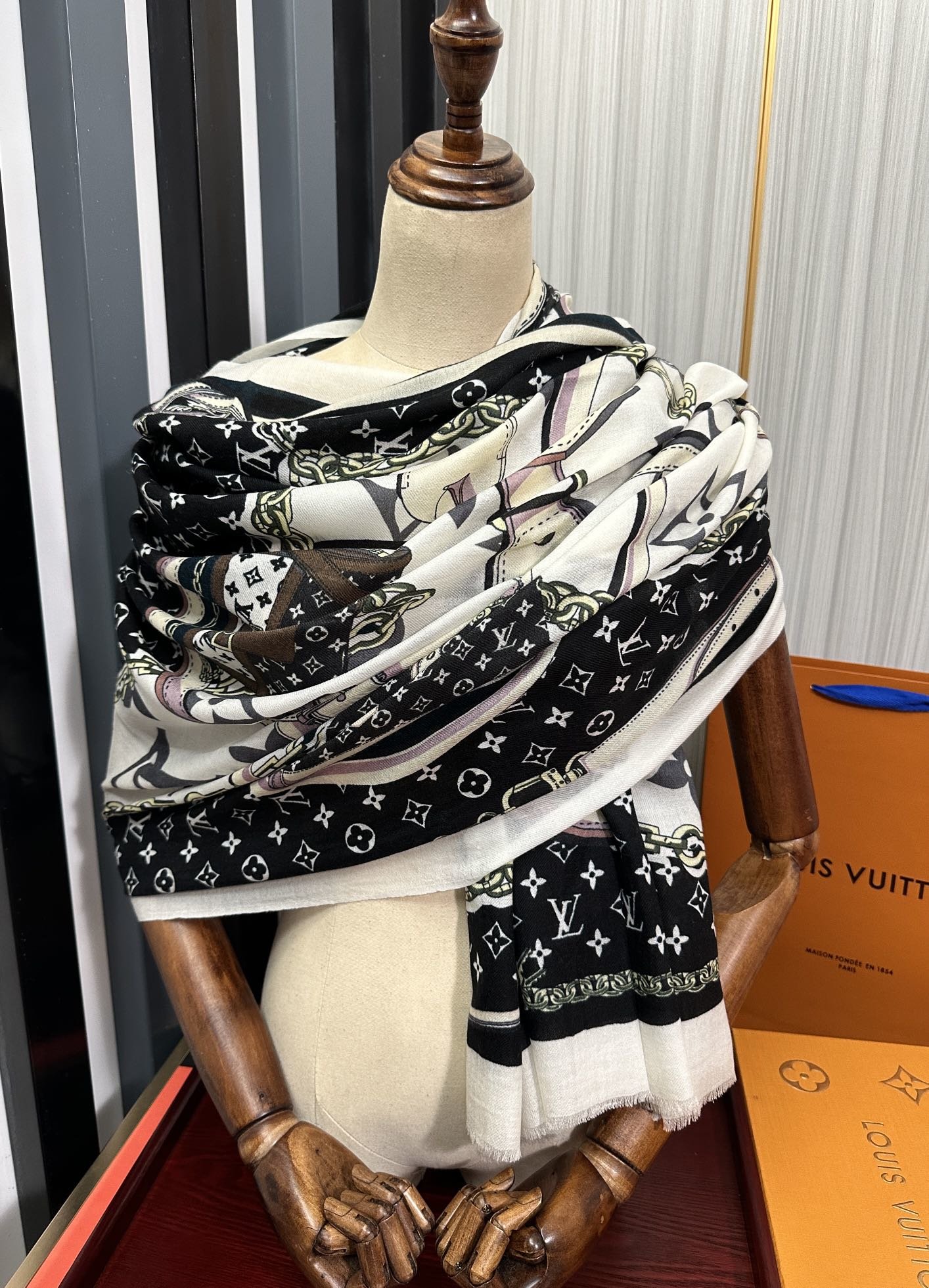 新品2023LV300支羊绒长巾实物真心美披肩配以印花无论设计喷绘都是非常到位️细节都可见整个围巾给人大
