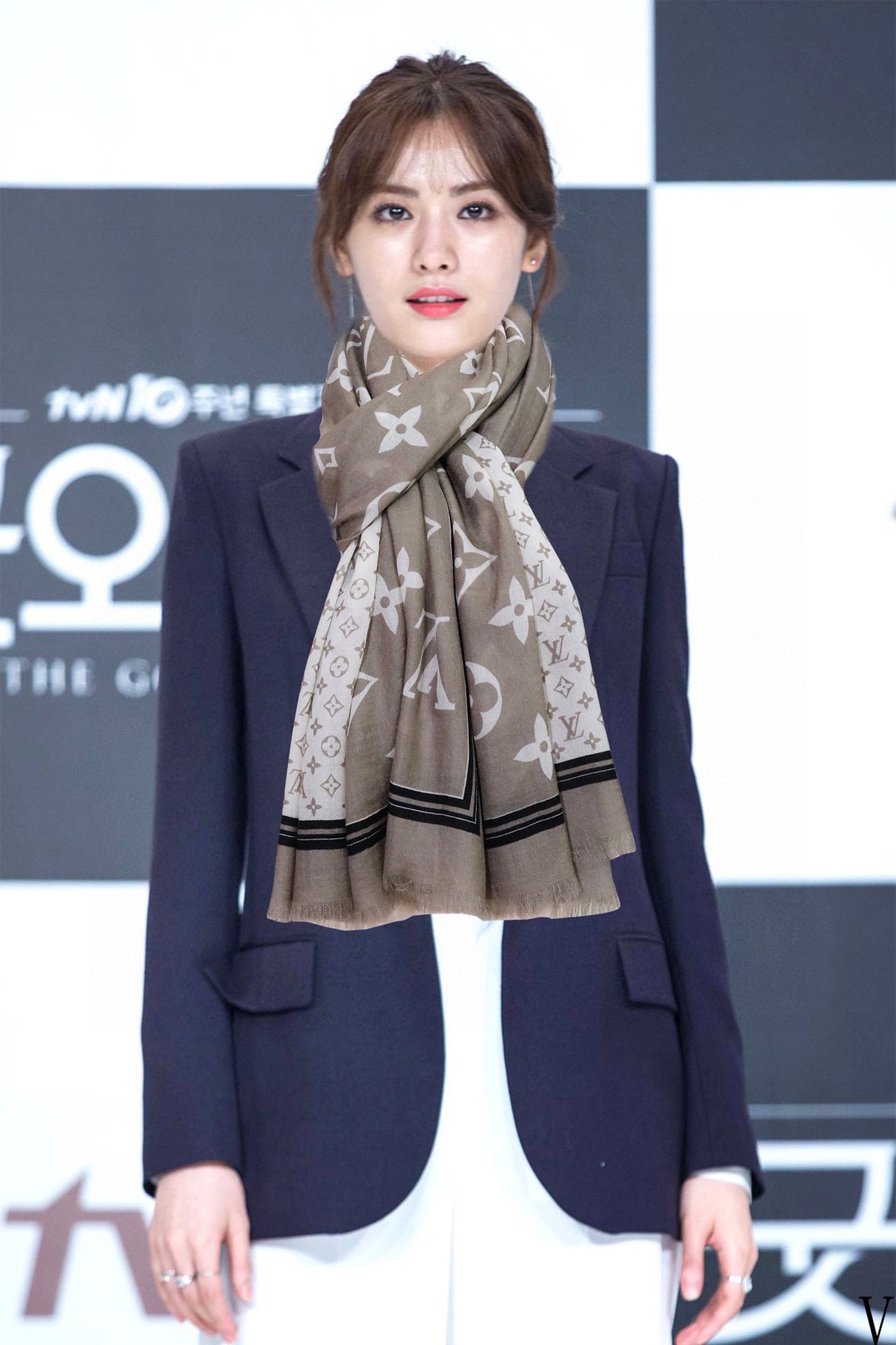 NO:169906,New L Home The latest model is truly awesome [Double-sided ring velvet scarf] The real thing is truly beautiful. The shawl is printed and painted in a very good way. The details can be seen. The whole scarf gives people aura and is very exquisite and high-end VIP recommendation is definitely worth buying. Size 100x200cm, cashmere, high-end scarf, louis vuitton, ring, shawls19860909上新 L家 最新款真心赞【双面戒指绒长巾】实物真心美 披肩配以印花无论设计喷绘都是非常到位细节都可见整个围巾给人气场的同时又非常精致高端VIP推荐绝对值得入手尺寸100x200cm,材质羊绒,高版本围巾,louis vuitton,ring,shawls,scarf