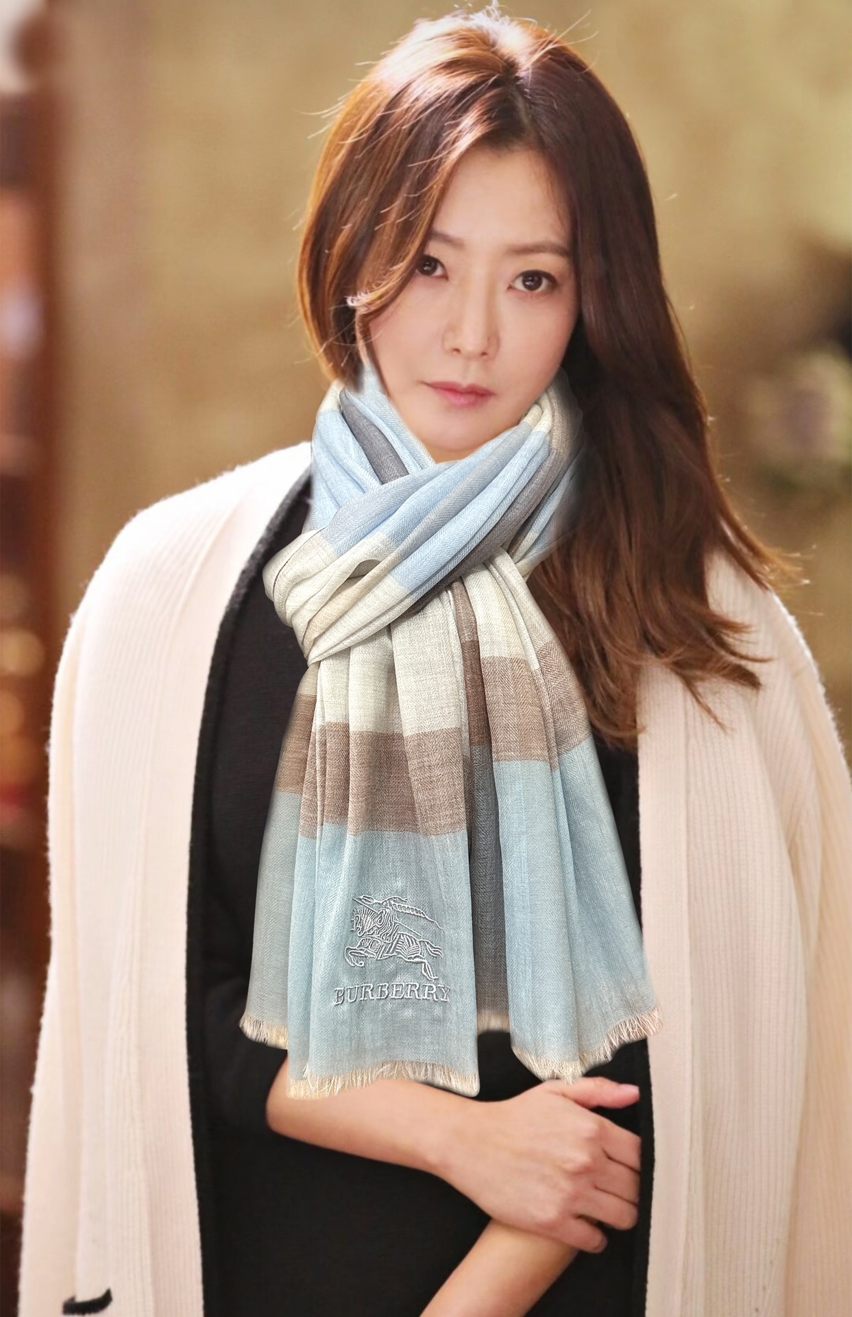 NO:170612,2014 Burberry's heavy recommendation is so beautiful. The hot plaids are popular for N years. Everyone likes the trendy people have several Ba family scarves in the closet. Changing a scarf is enough to make you feel refreshed. High-end quality, different folds can bring out different styles, the fabric is soft and comfortable, intellectual and famous people can wear all kinds of air-conditioned rooms in the mall, size: 80x, material: cashmere, high-version scarf, burberry, burberry198609092014 巴宝利重磅推荐太美了火爆N年的格子,人人都喜欢时潮人都有好几条巴家围巾放在衣橱,换条围巾就足够让你有焕然一新的感觉.高端品质,不同折叠可以带出不同款式,面料柔软舒适,知性名媛各种风格通吃款空调房商场里都可以披着,尺寸:80x,材质:山羊绒,高版本围巾,burberry,burberry,scarf