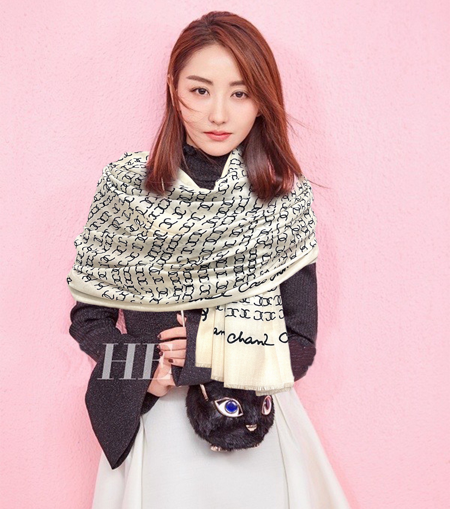 NO:170666,New Xiaoxiang, the latest style is truly awesome [Double-sided ring velvet scarf] The real thing is truly beautiful. The shawl is printed and painted in a very intimate way. The details can be seen. The whole scarf gives people aura and is very exquisite. High-end VIP recommendation is definitely worth buying. Size 100xcm, cashmere, high-end scarf, ring, shawls19860909上新 小香, 最新款真心赞【双面戒指绒长巾】实物真心美 披肩配以印花无论设计喷绘都是非常到位细节都可见整个围巾给人气场的同时又非常精致高端VIP推荐绝对值得入手尺寸100xcm,材质羊绒,高版本围巾,ring,shawls,scarf